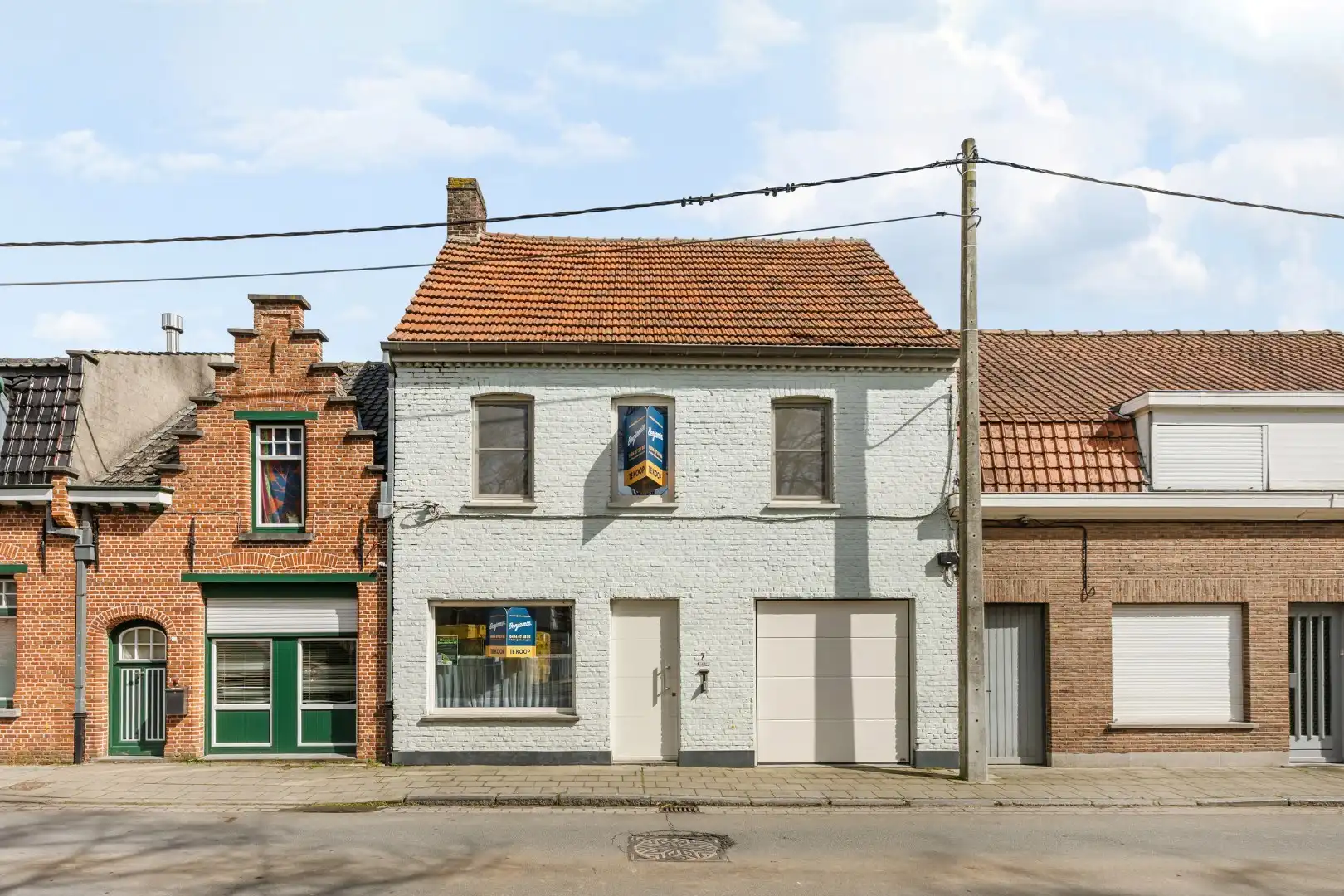 Hoofdfoto van de publicatie: Woning met 3 slaapkamers, zolder, garage en tuin met uitweg in Dadizele-centrum