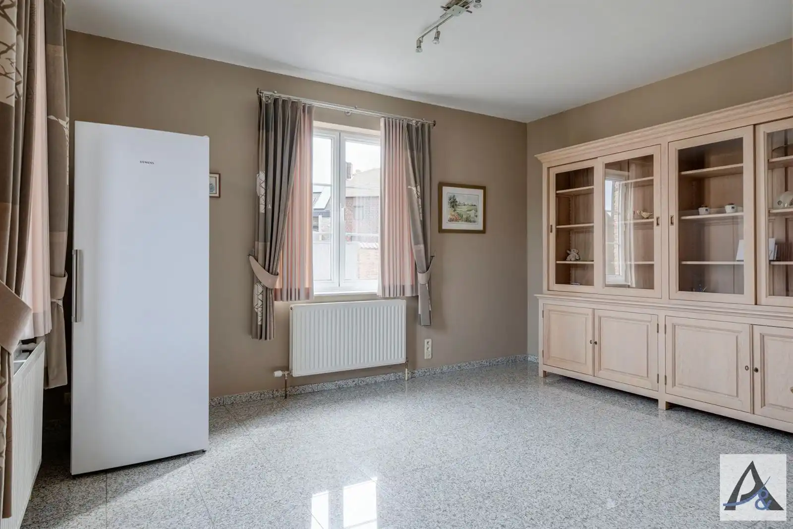 Exclusieve villa met ruime loods in hartje Munsterbilzen foto 38