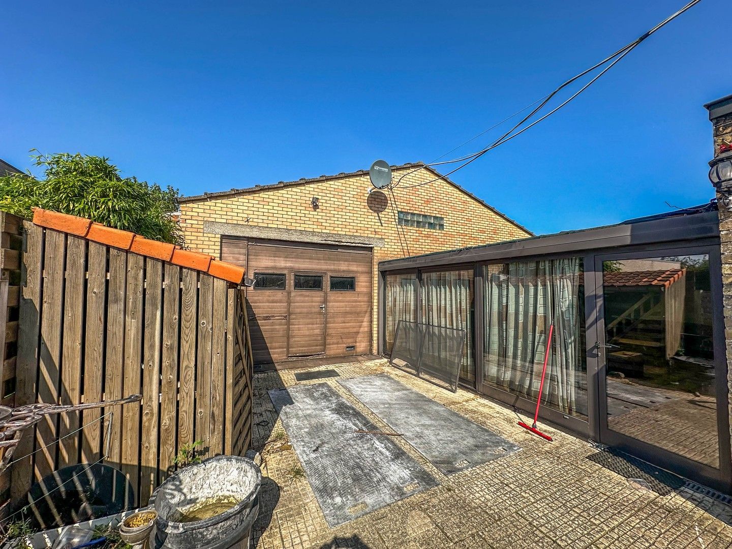 Grote loods (+/- 200m²) met te renoveren woning. foto {{pictureIndex}}