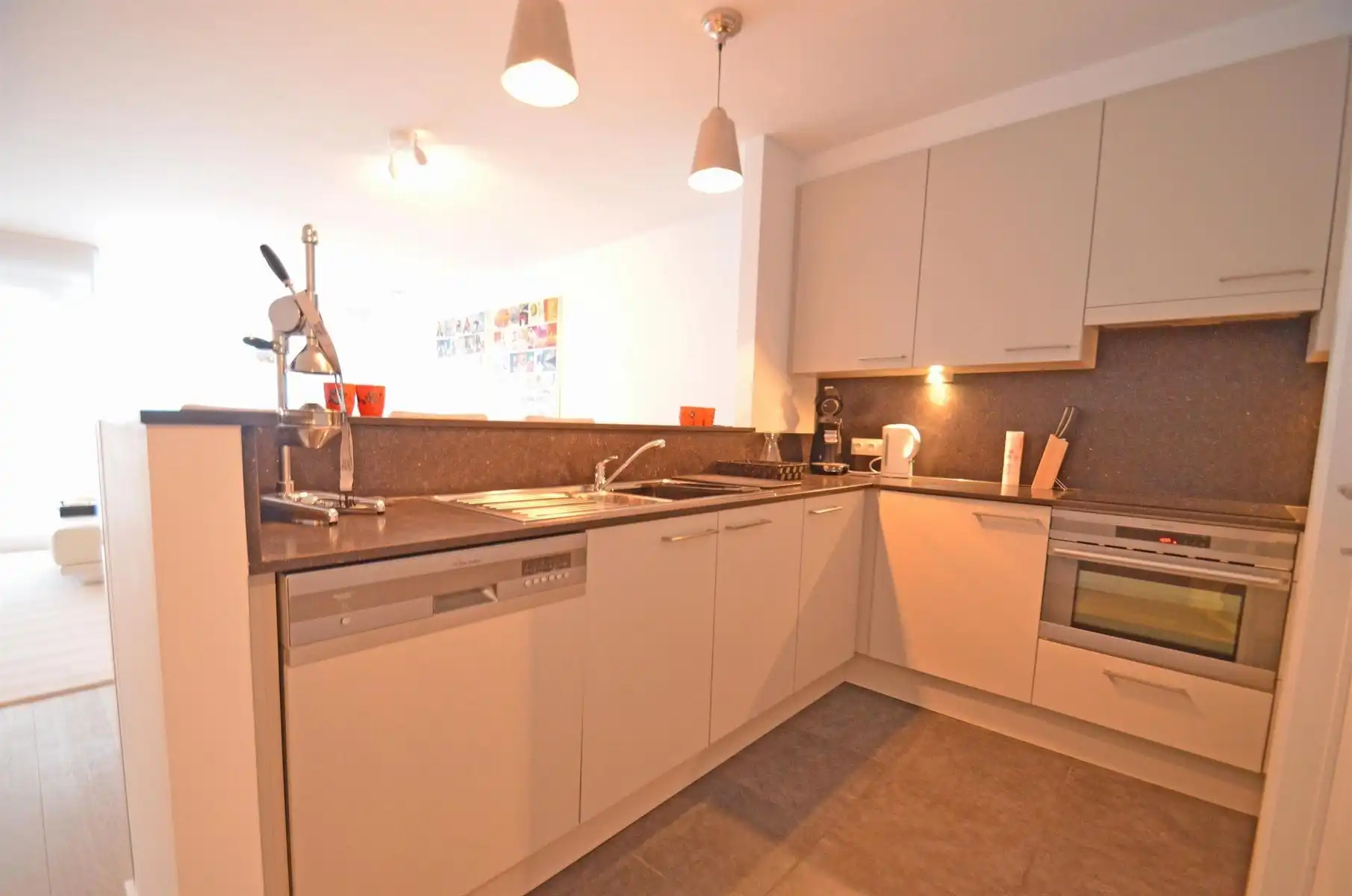 Mooi ongemeubeld appartement in hartje Zoute op wandelafstand van het Albertplein! foto 5