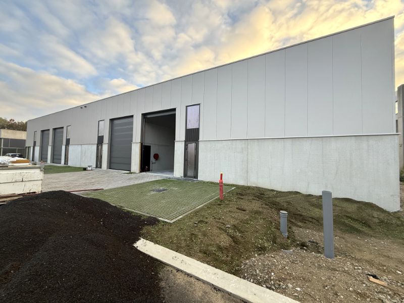 Nieuwbouw KMO loodsen tussen Antwerpen, Brussel en Gent foto {{pictureIndex}}