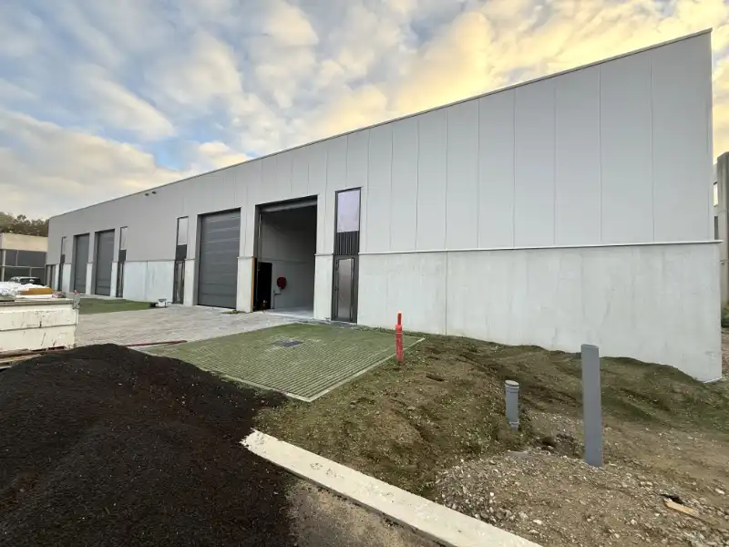 Nieuwbouw KMO loodsen tussen Antwerpen, Brussel en Gent foto {{pictureIndex}}