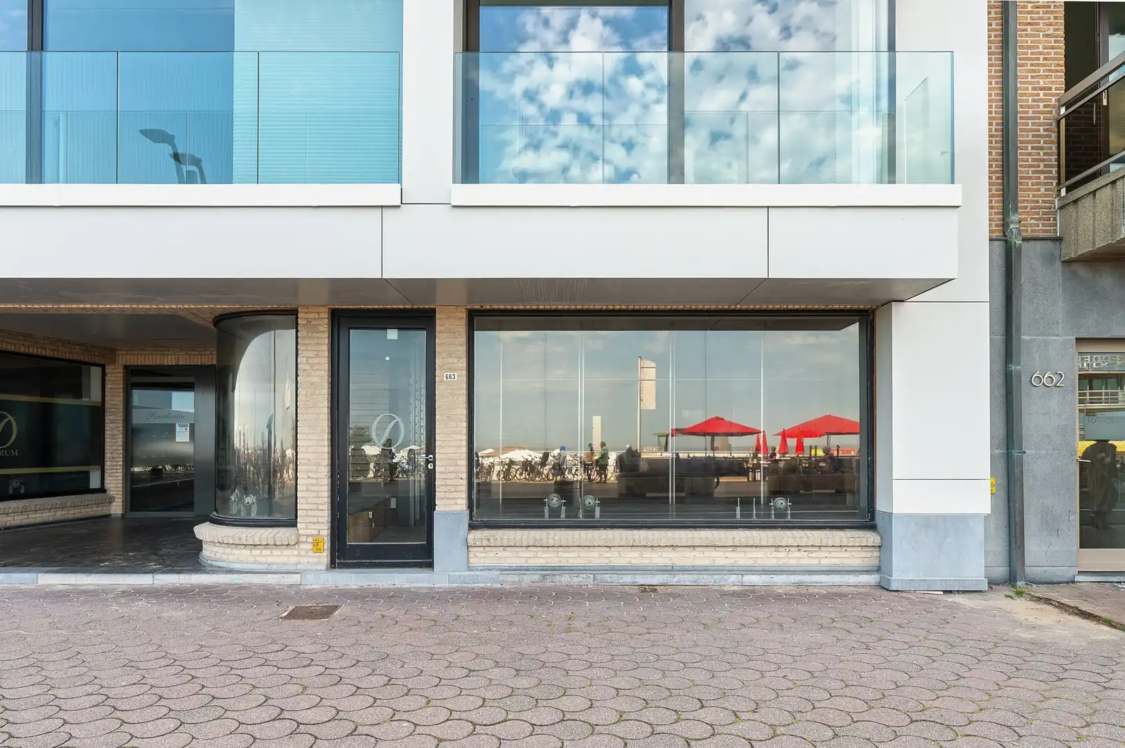 Instapklaar handelspand met topligging in Knokke. foto {{pictureIndex}}