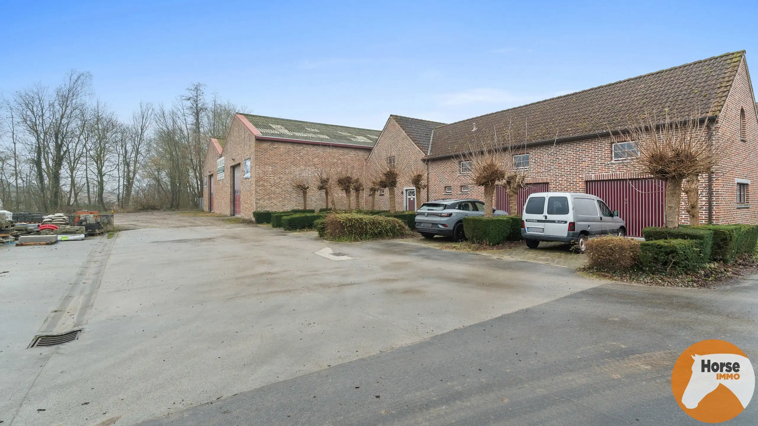 Hoofdfoto van de publicatie: TOLLEMBEEK - Prachtige woning met 3 loodsen op +-2,9ha.