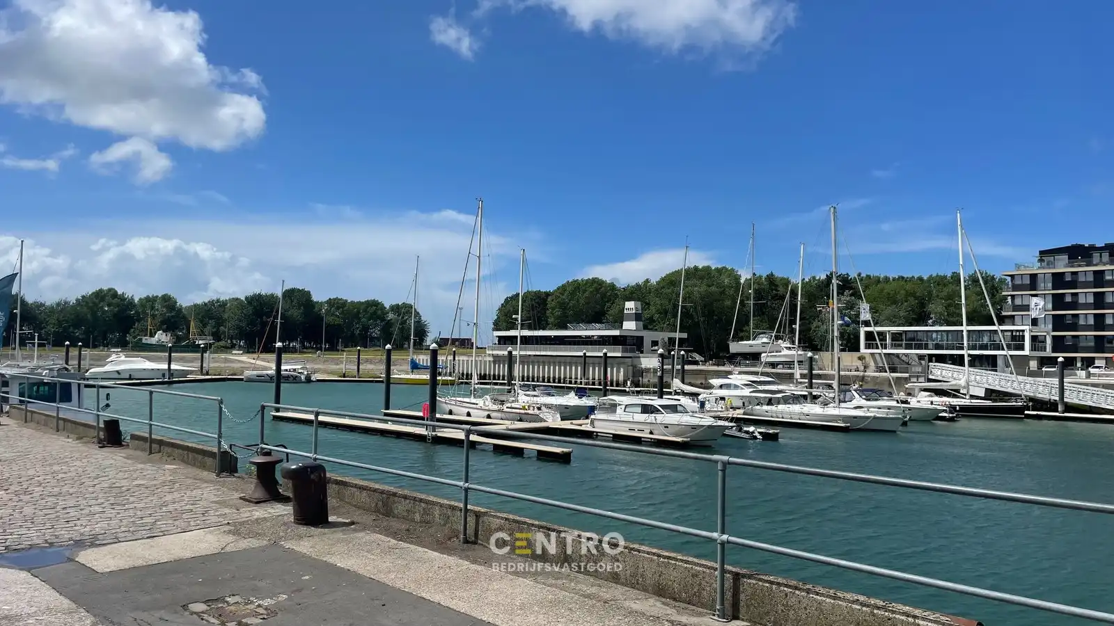 Horeca pand met bovenverdieping dat kan dienen als kantoorruimte te huur aan de jachthaven van Zeebrugge foto 13