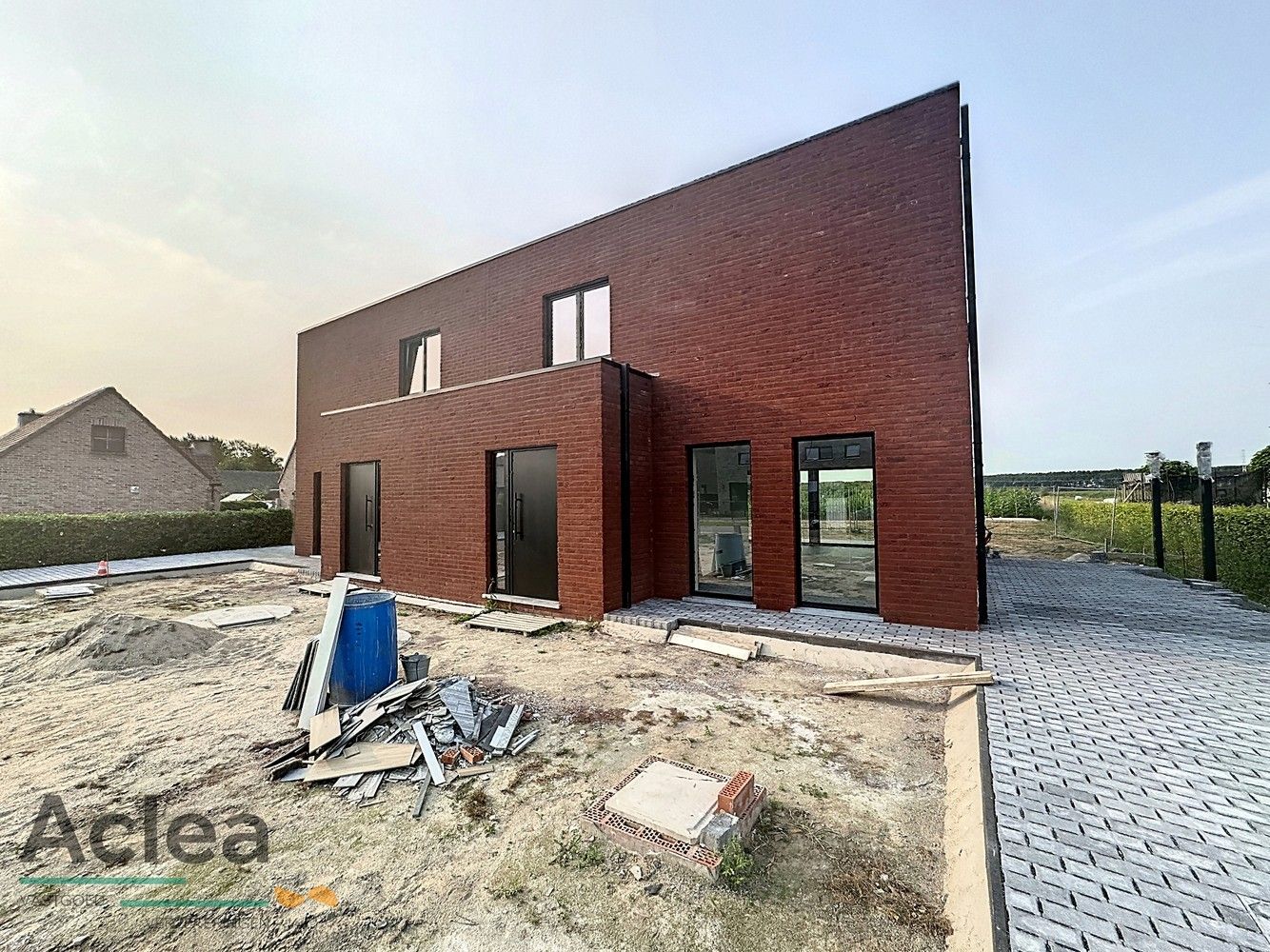 Perfect afgewerkte, ruime nieuwbouwwoning met weids uitzicht in rustige omgeving foto {{pictureIndex}}