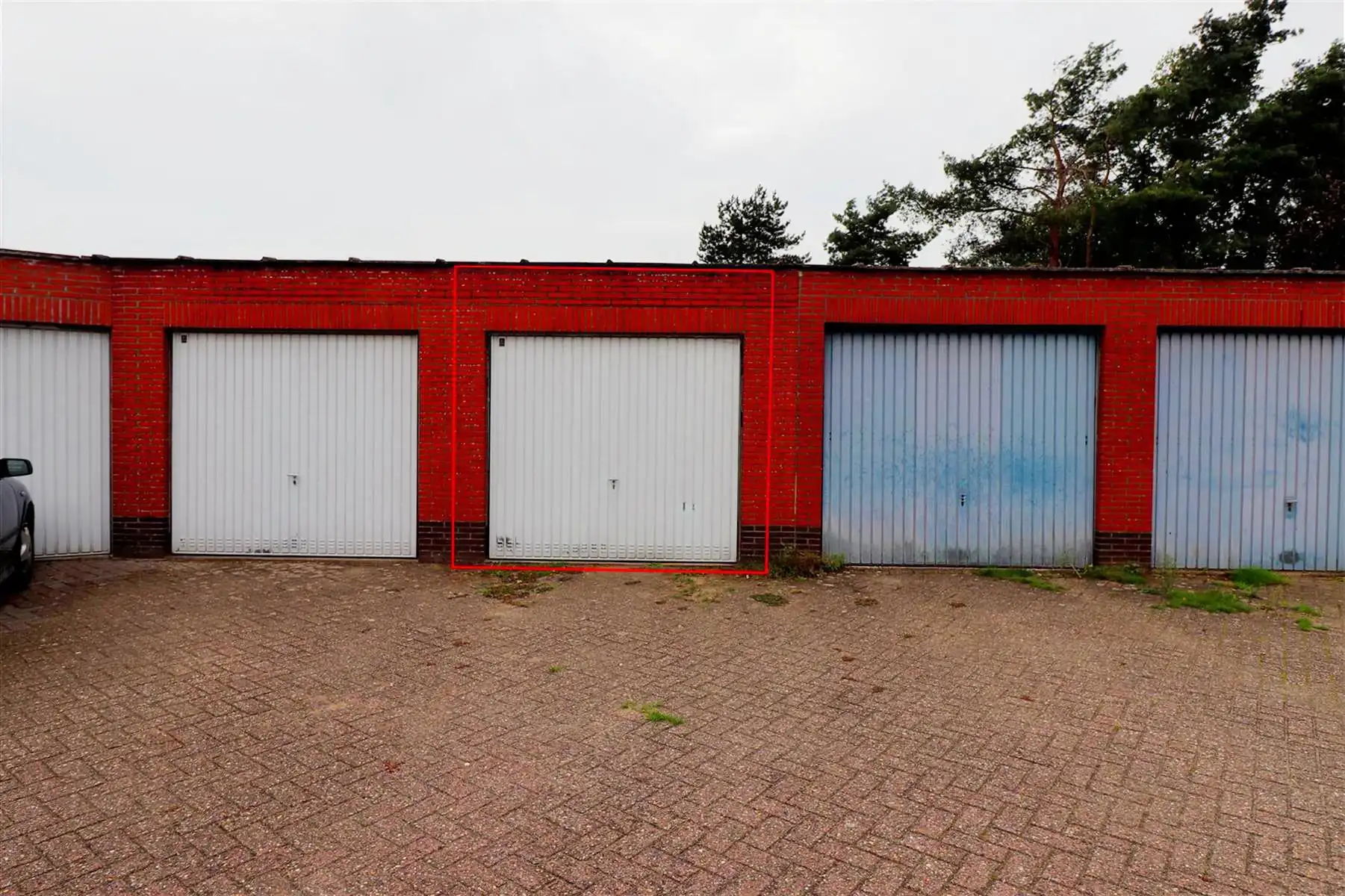 Een dakstudio op de tweede verdieping rechts met garage. foto 7