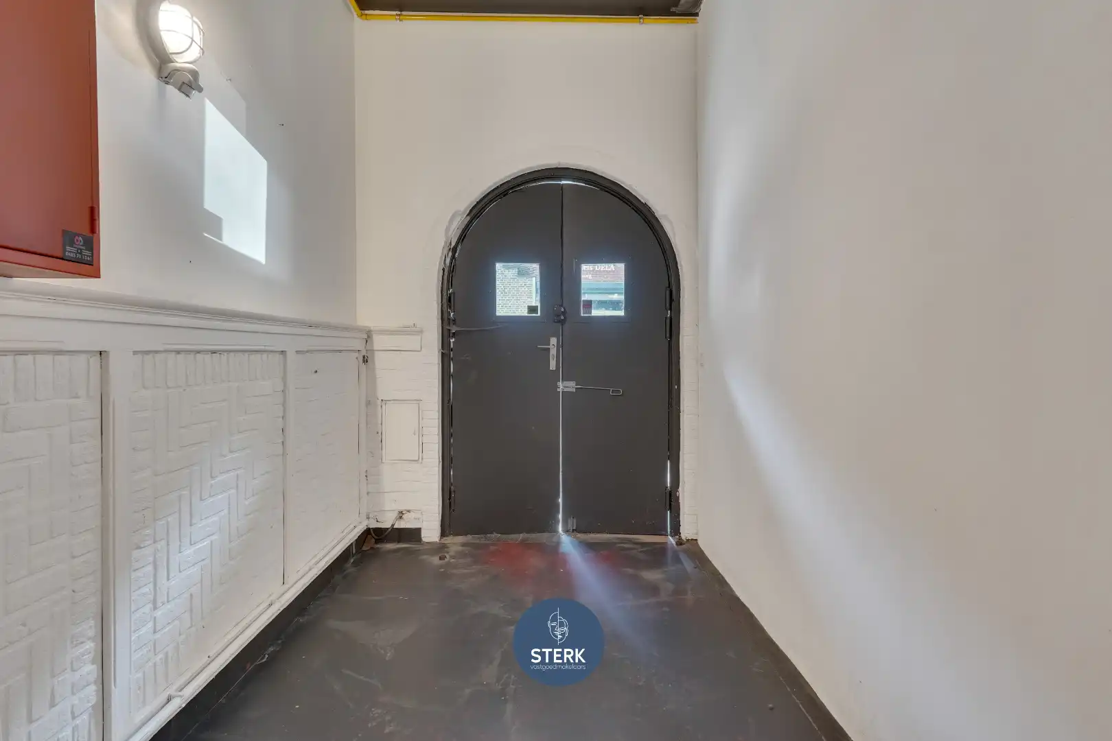 VEELZIJDIGE HANDELSRUIMTE + APPARTEMENT MET RUIME LOODS IN CENTRUM LANAKEN !  foto 5