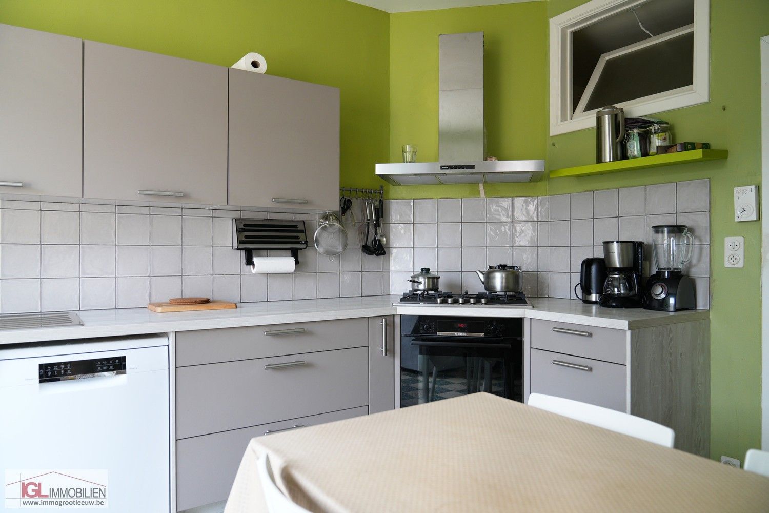 Op te frissen rijwoning met 3 slaapkamers en garage foto 9