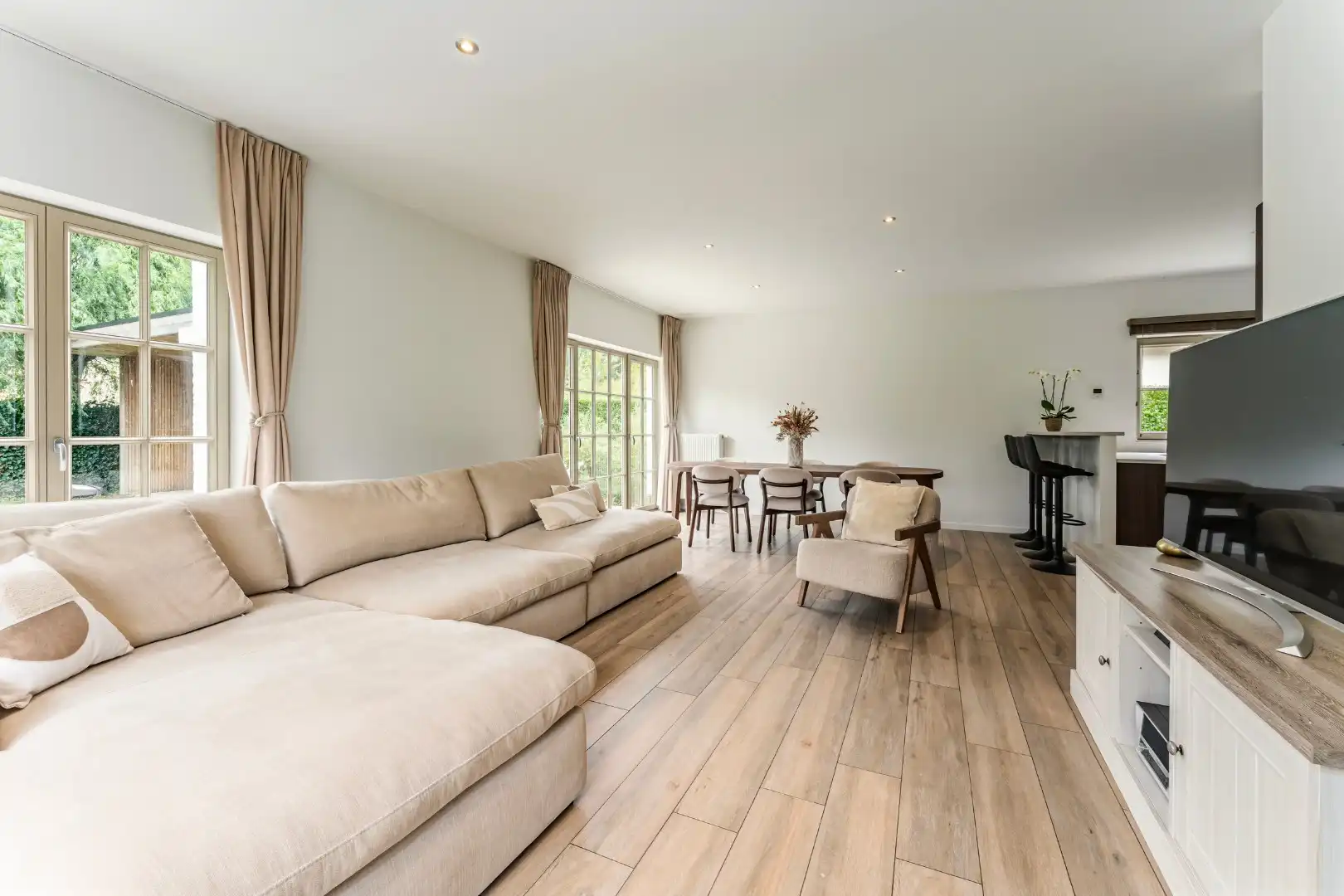Exclusief gerenoveerde vrijstaande villa in rustige en residentiële omgeving foto 6