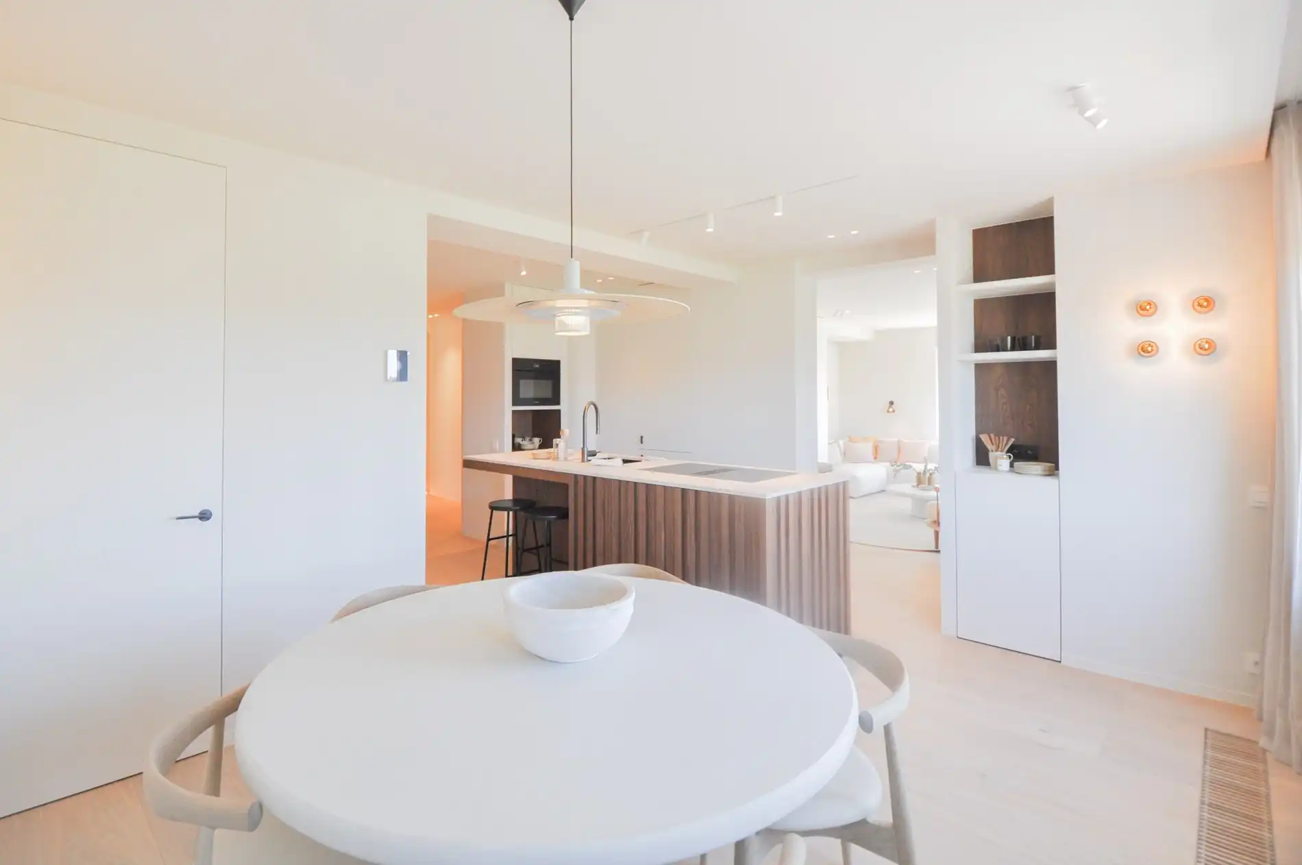 Volledig gerenoveerd hoek-appartement met een prachtig zicht op het Zegemeer. foto {{pictureIndex}}