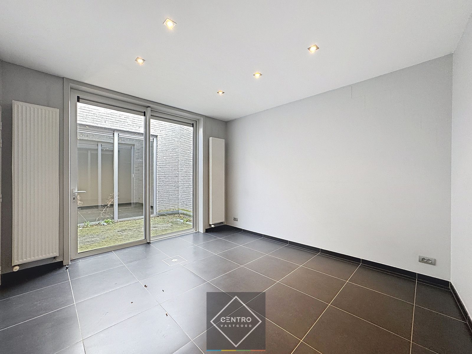 Centraal gelegen pand met ruime garage! foto 4