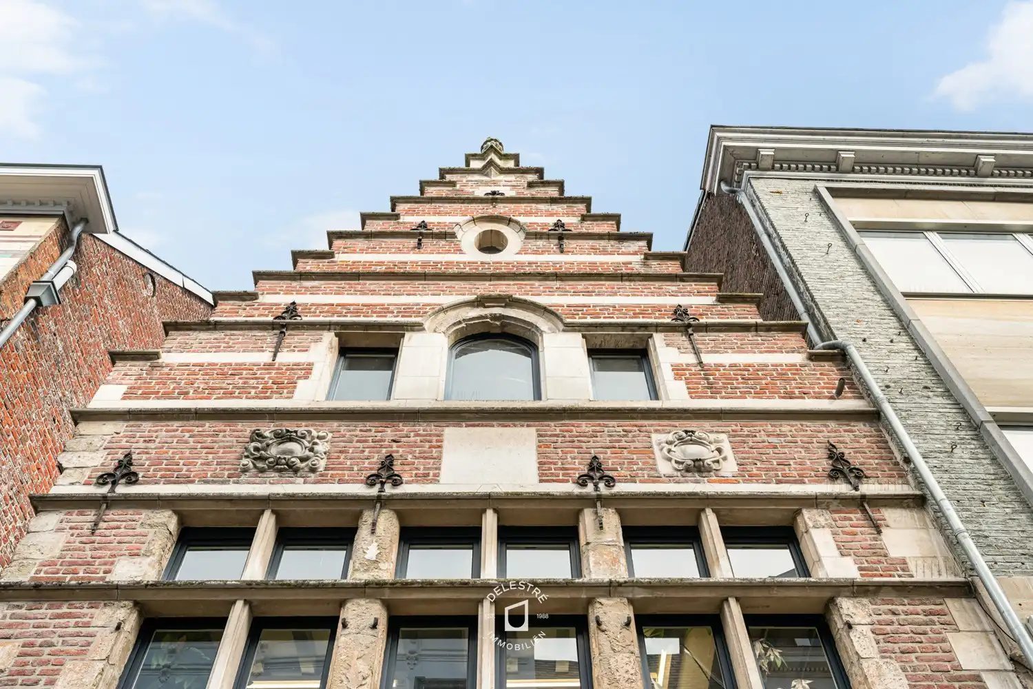 Unieke historische handelswoning in hartje Aalst – Beschermd monument met karakter foto {{pictureIndex}}