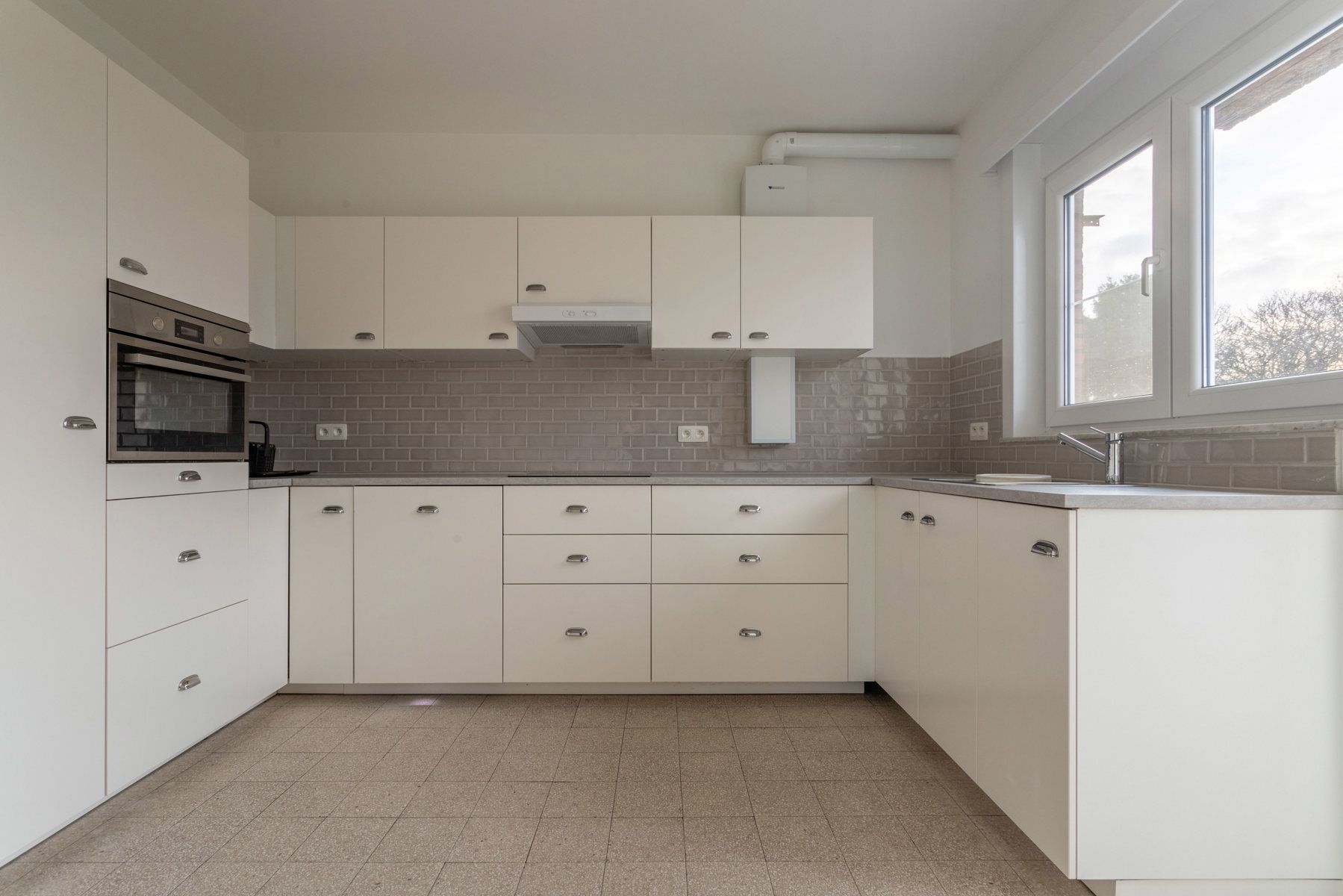 Lichtrijk en instapklaar appartement te Hemiksem. foto 4