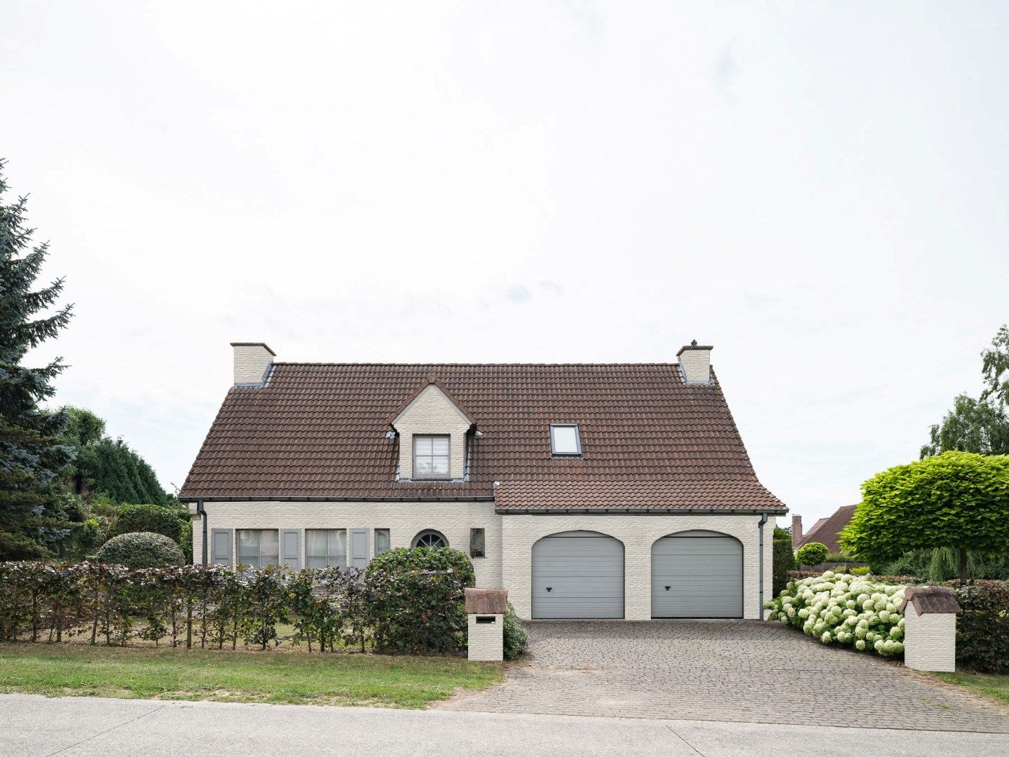 🔑 Instapklaar wonen in het hart van Laarne — stijlvol, ruim en perfect gelegen foto {{pictureIndex}}