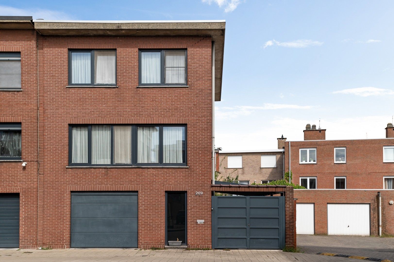 Ruime bel-étage met 4 slaapkamers en gezellige tuin foto 18