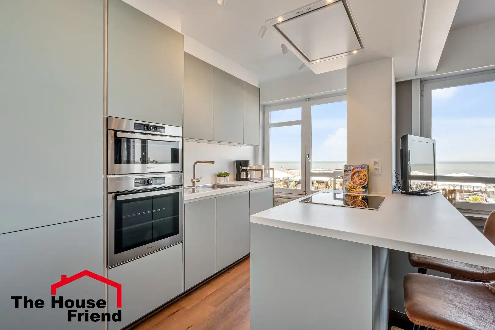 Ruim appartement met frontaal zeezicht op absolute toplocatie aan de Zeedijk in Blankenberge foto 3