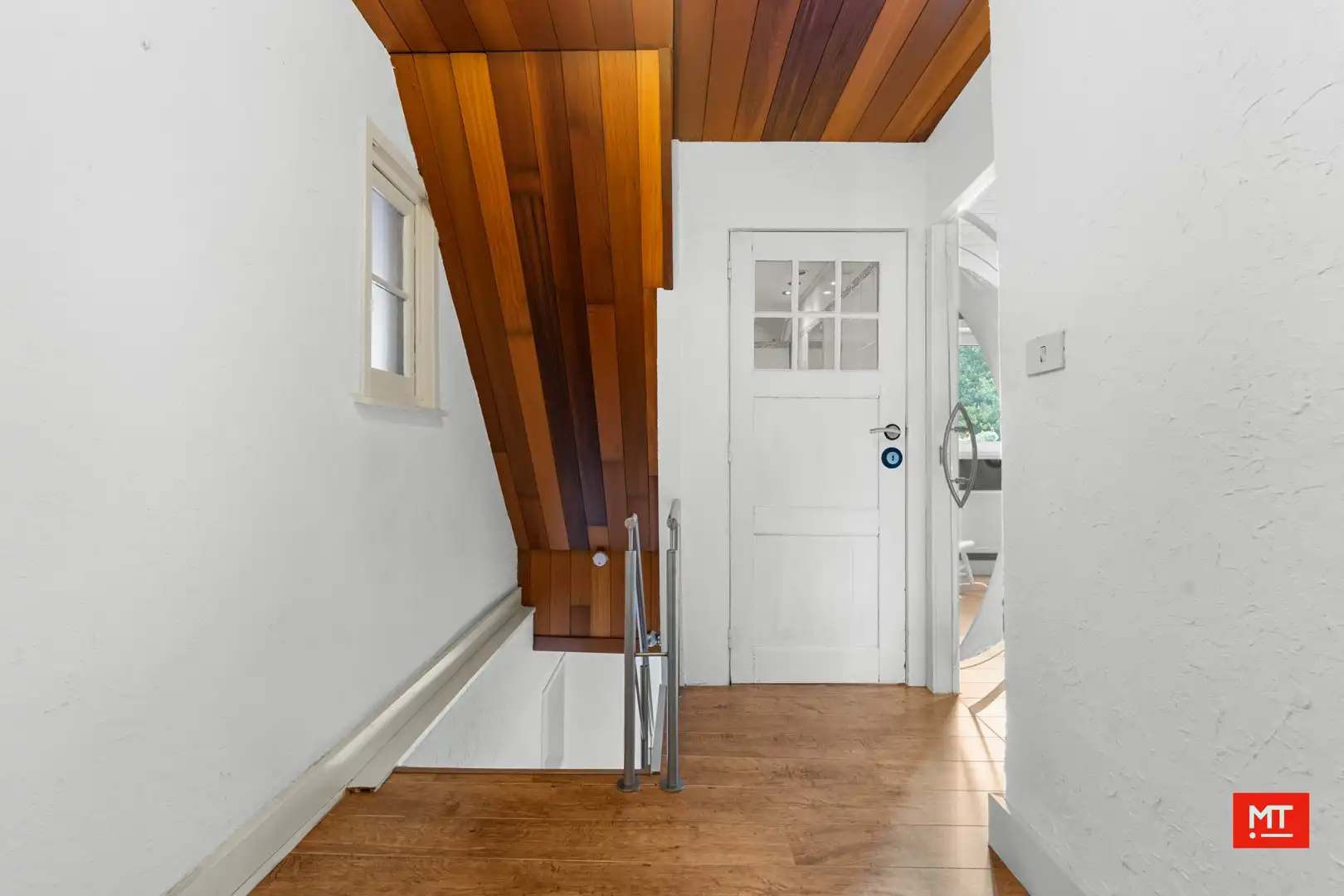 Bijzonder ruime woning met opslagruimte, dubbele garage en uitweg in centrum Langemark foto 16