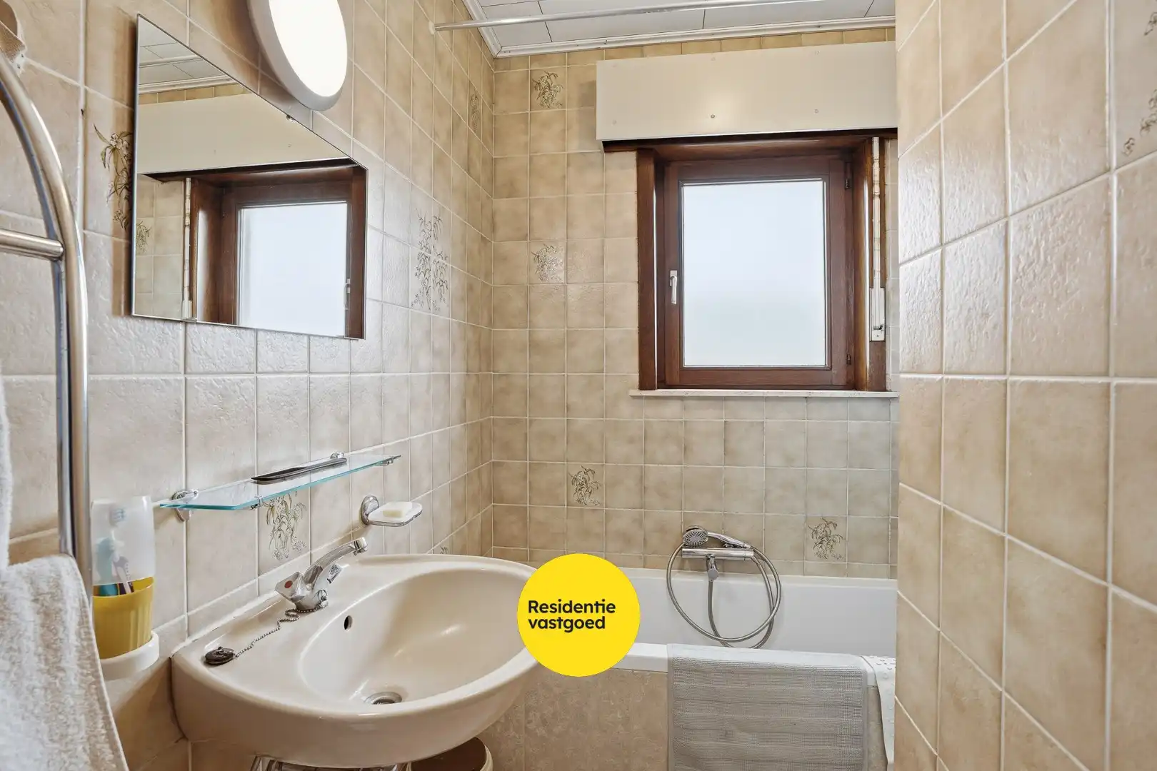 Alleenstaande bungalow met garage en tuin  op 684 m² foto 11