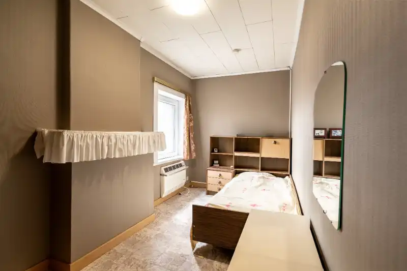 Handelspand met woonst met brede oprit en dubbele garage. foto 18