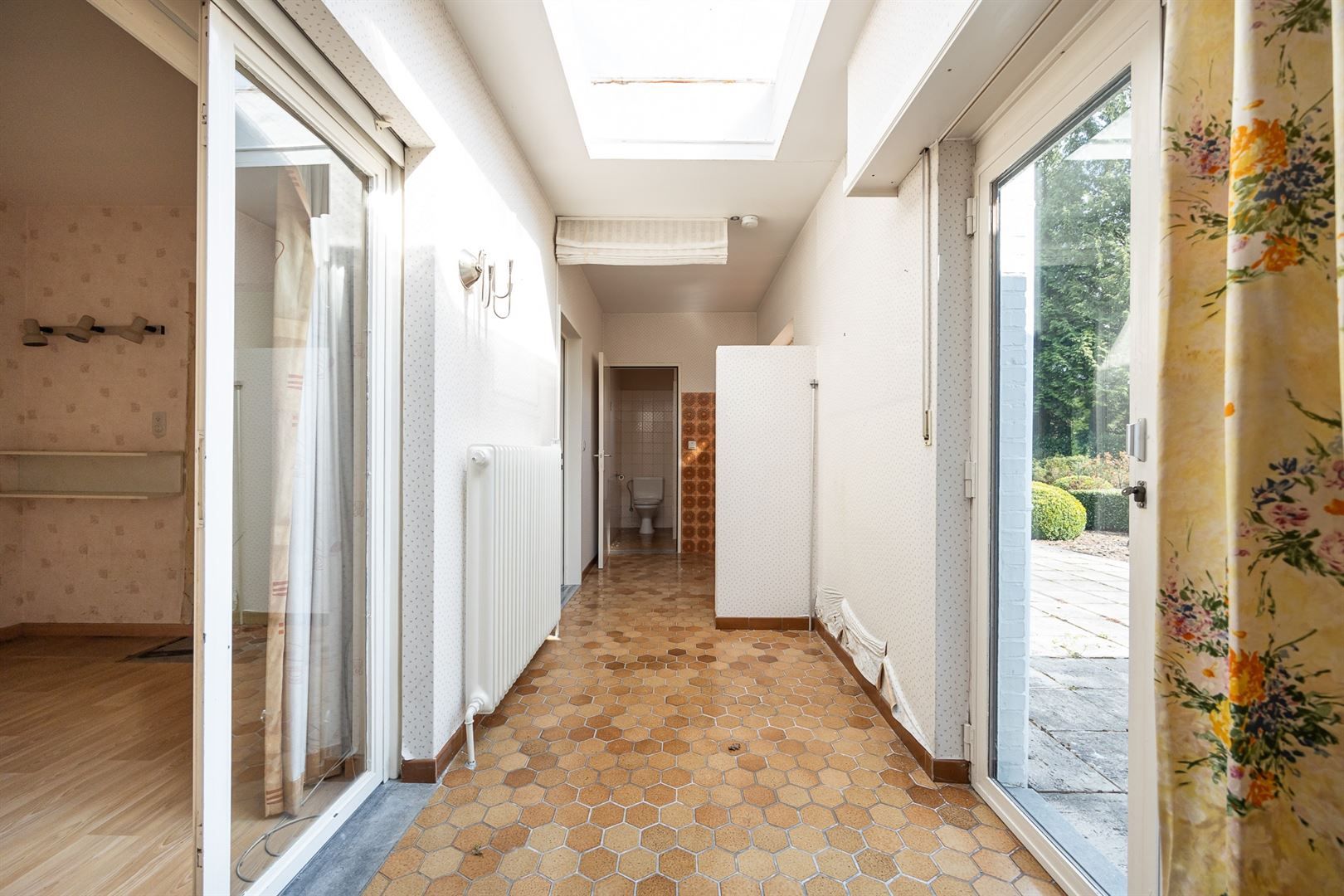 Te renoveren laagbouwvilla met Engelse tuin foto 17