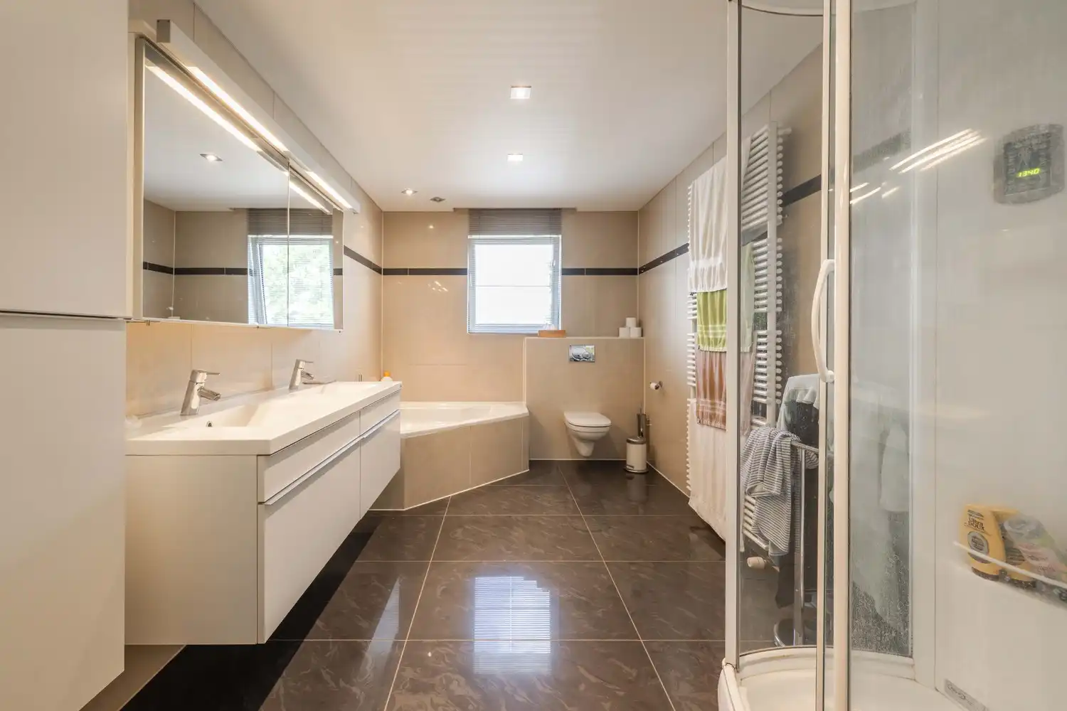 Ruime woning met praktijkruimte te Ruiselede. foto 17