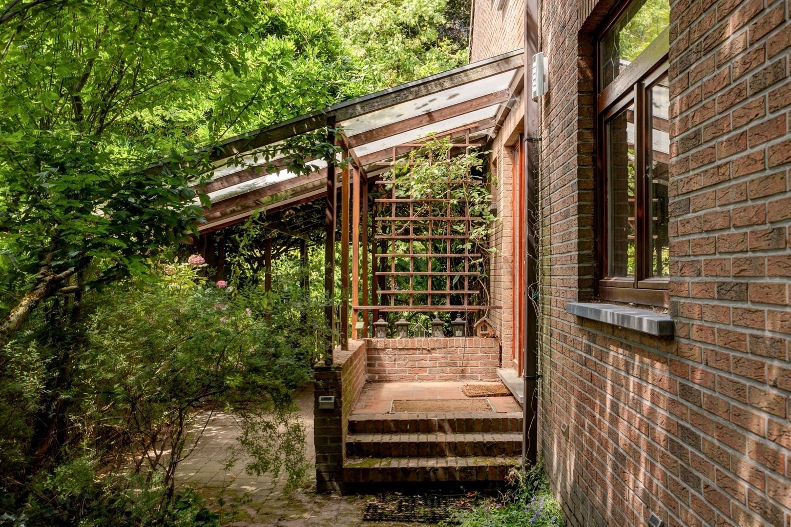Karaktervolle half open villa met grote tuin 1.189m² in een rustige straat. foto 5