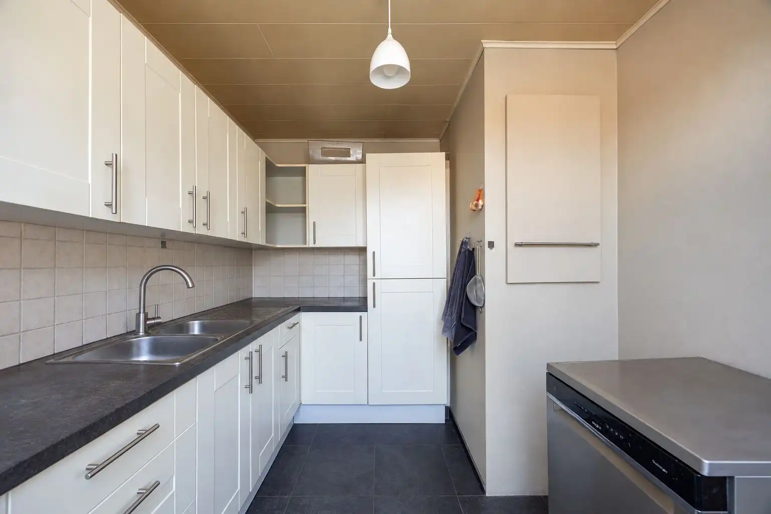 Centraal gelegen appartement met 2 slaapkamers en een autostaanplaats. foto 6