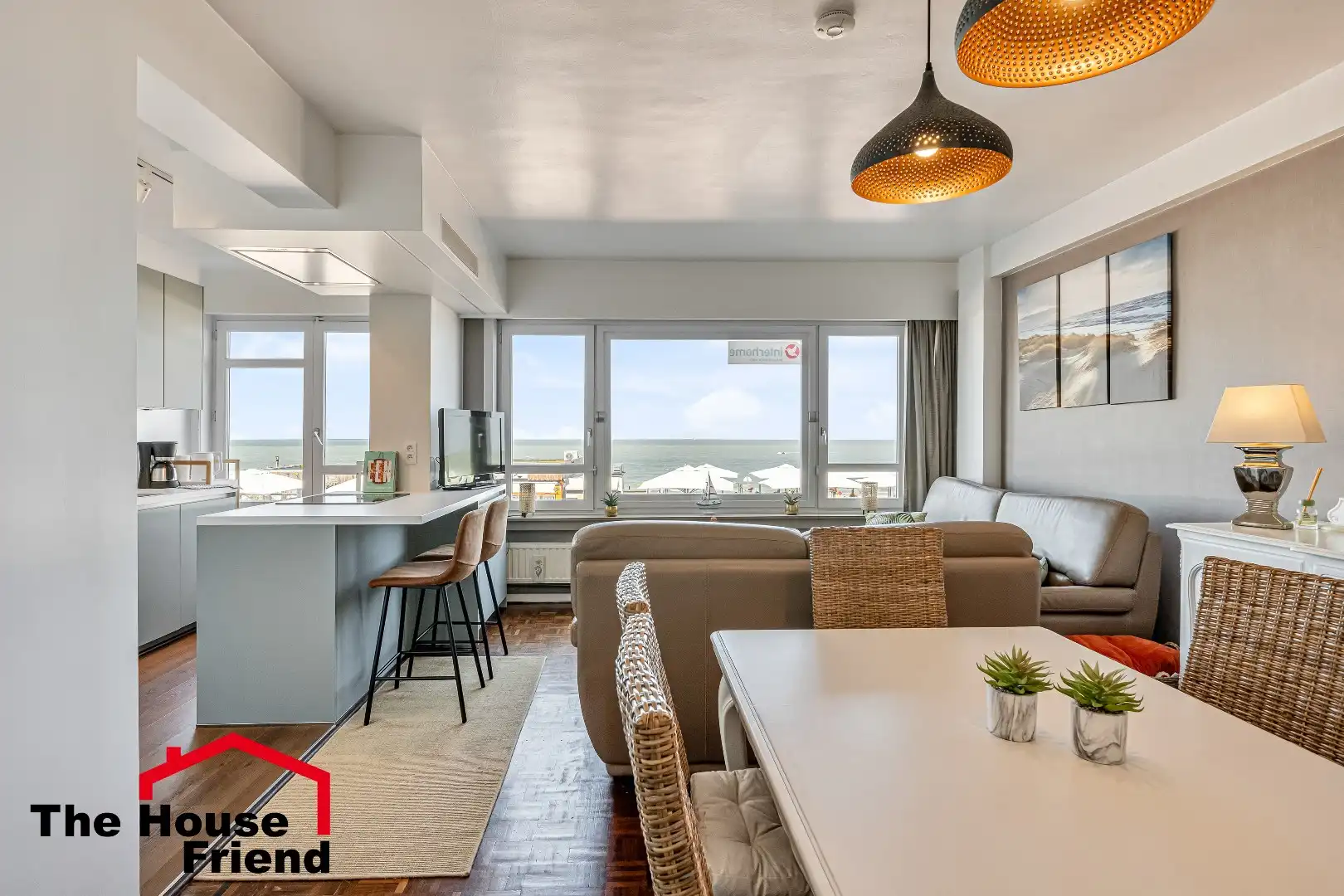 Ruim appartement met frontaal zeezicht op absolute toplocatie aan de Zeedijk in Blankenberge foto {{pictureIndex}}