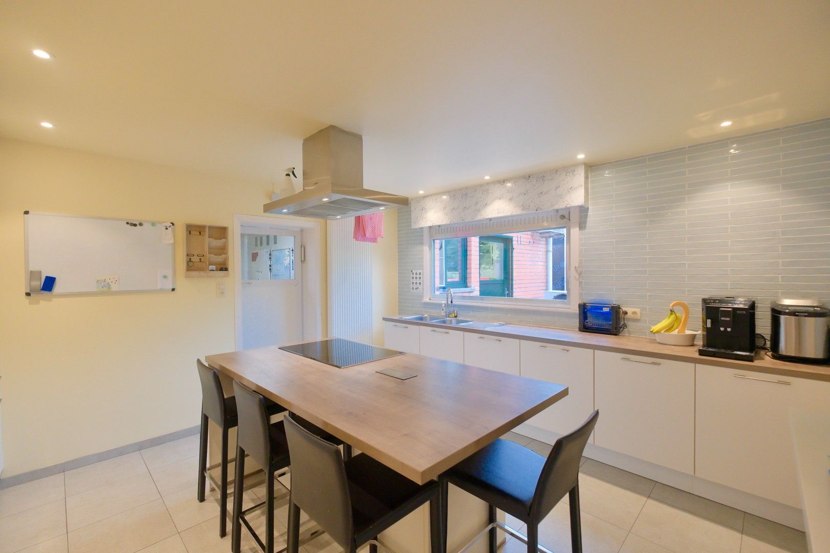 Instapklare handelswoning op toplocatie in Torhout! foto 11