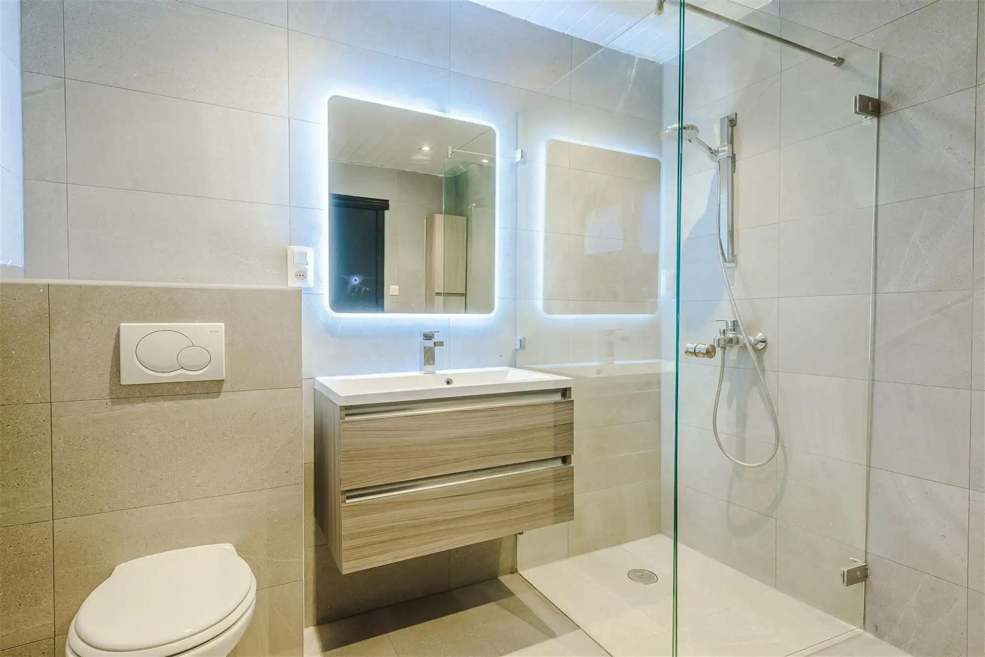 Gerenoveerde ruime gezinswoning met 4 slpks foto 13