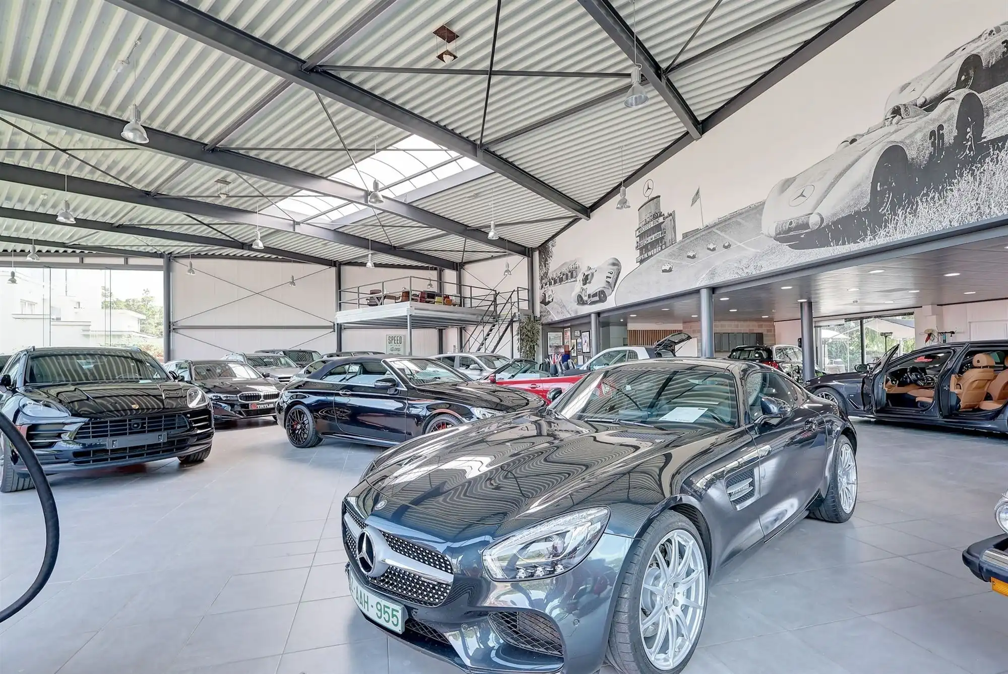 Zeer ruime showroom op een mooie zichtlocatie foto 2