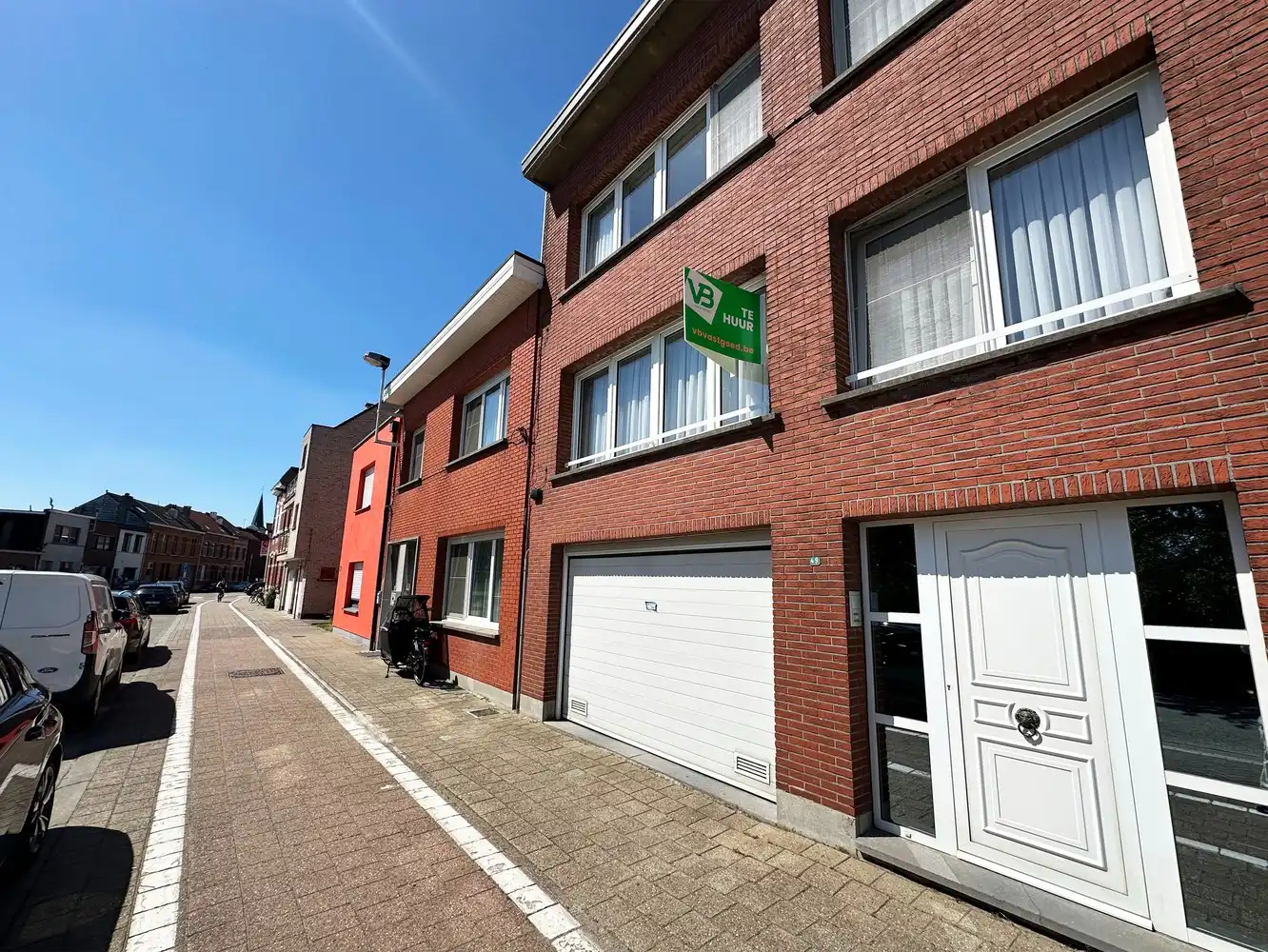 Verzorgd appartement met twee slaapkamers, inpandige garage, terras én tuin te Borsbeek! foto {{pictureIndex}}