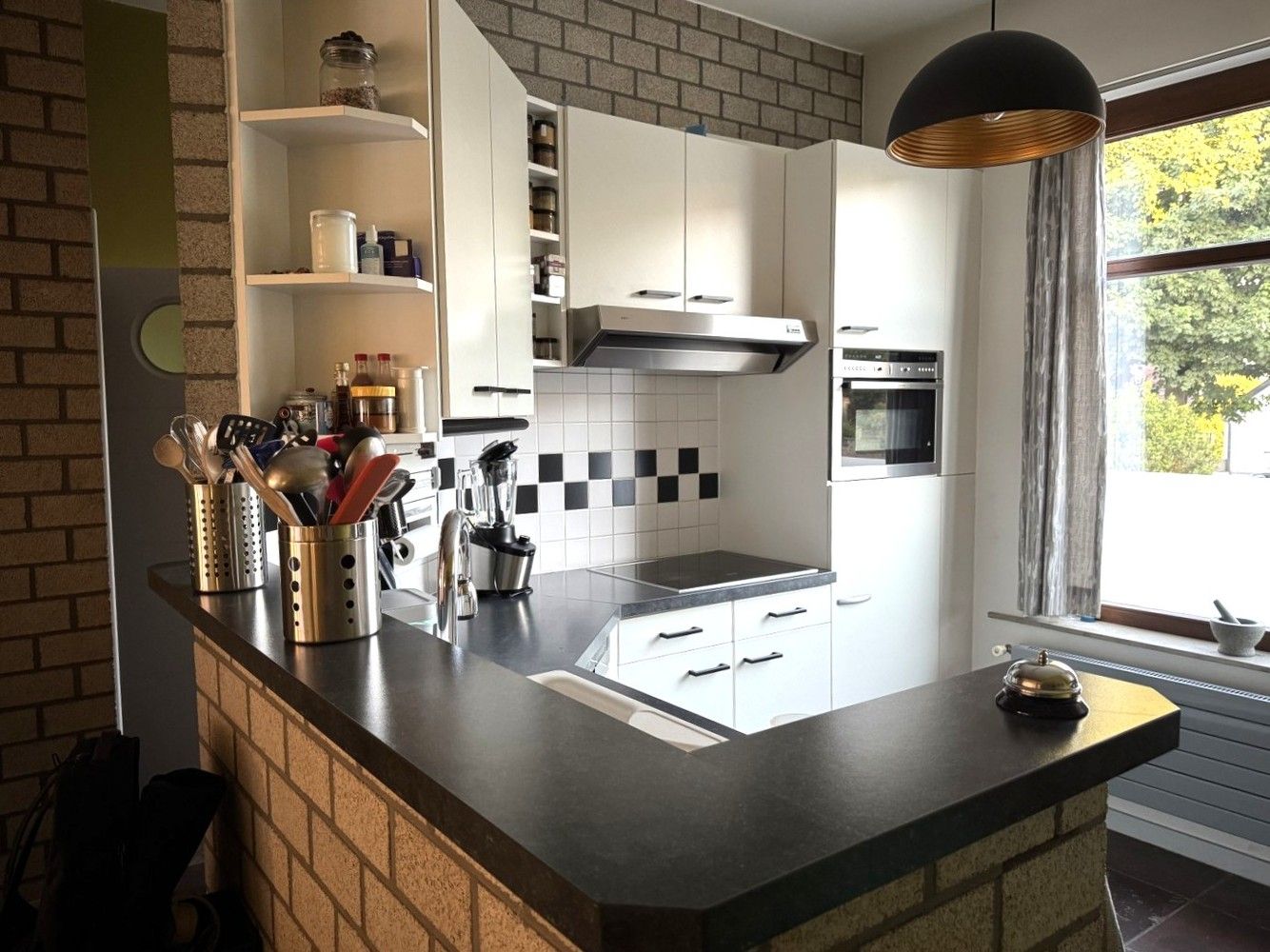 Verrassend ruime woning met achteringang met privéparkeerplaatsen foto 5