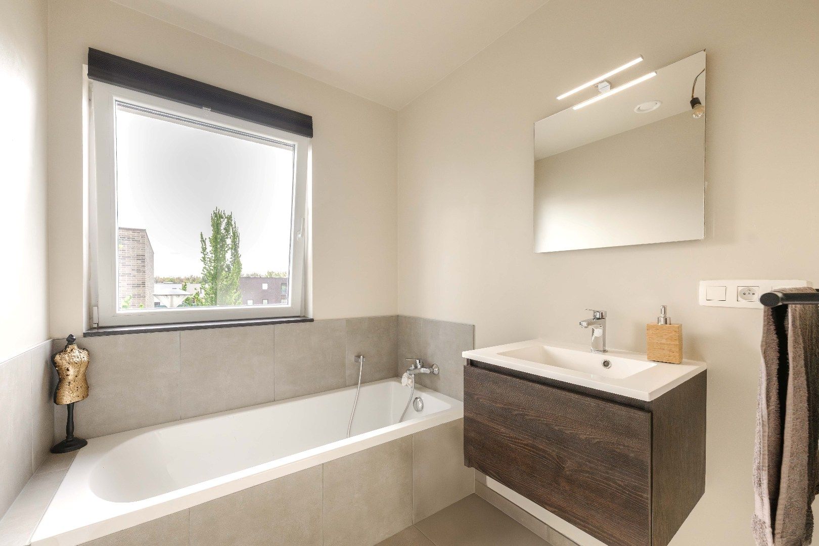 MODERNE BEN-WONING MET 3 SLPKS | TUIN EN PRIVATE STAANPLAATS foto 14