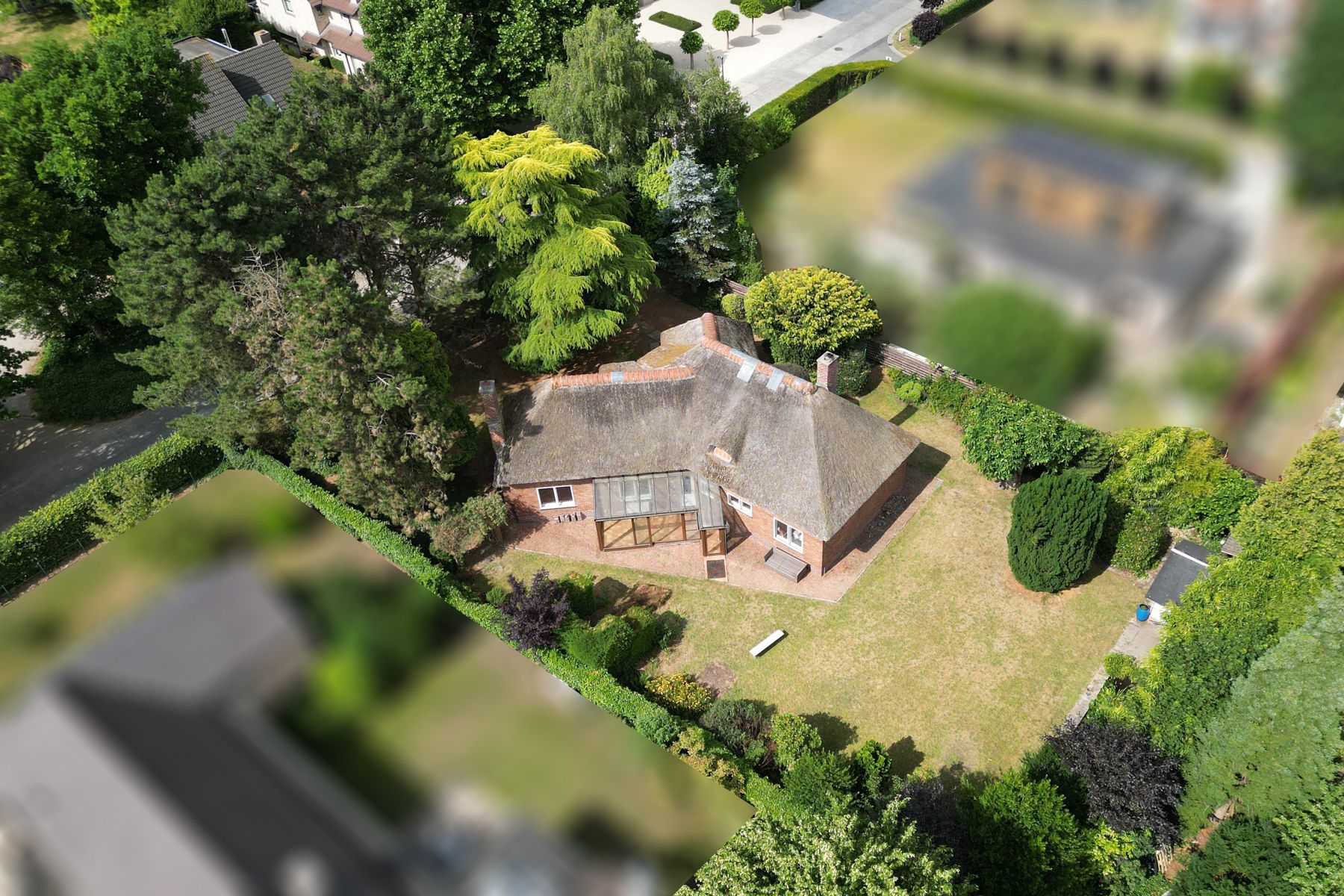 Hoofdfoto van de publicatie: Geheel te renoveren / te slopen woning in residentiële wijk
