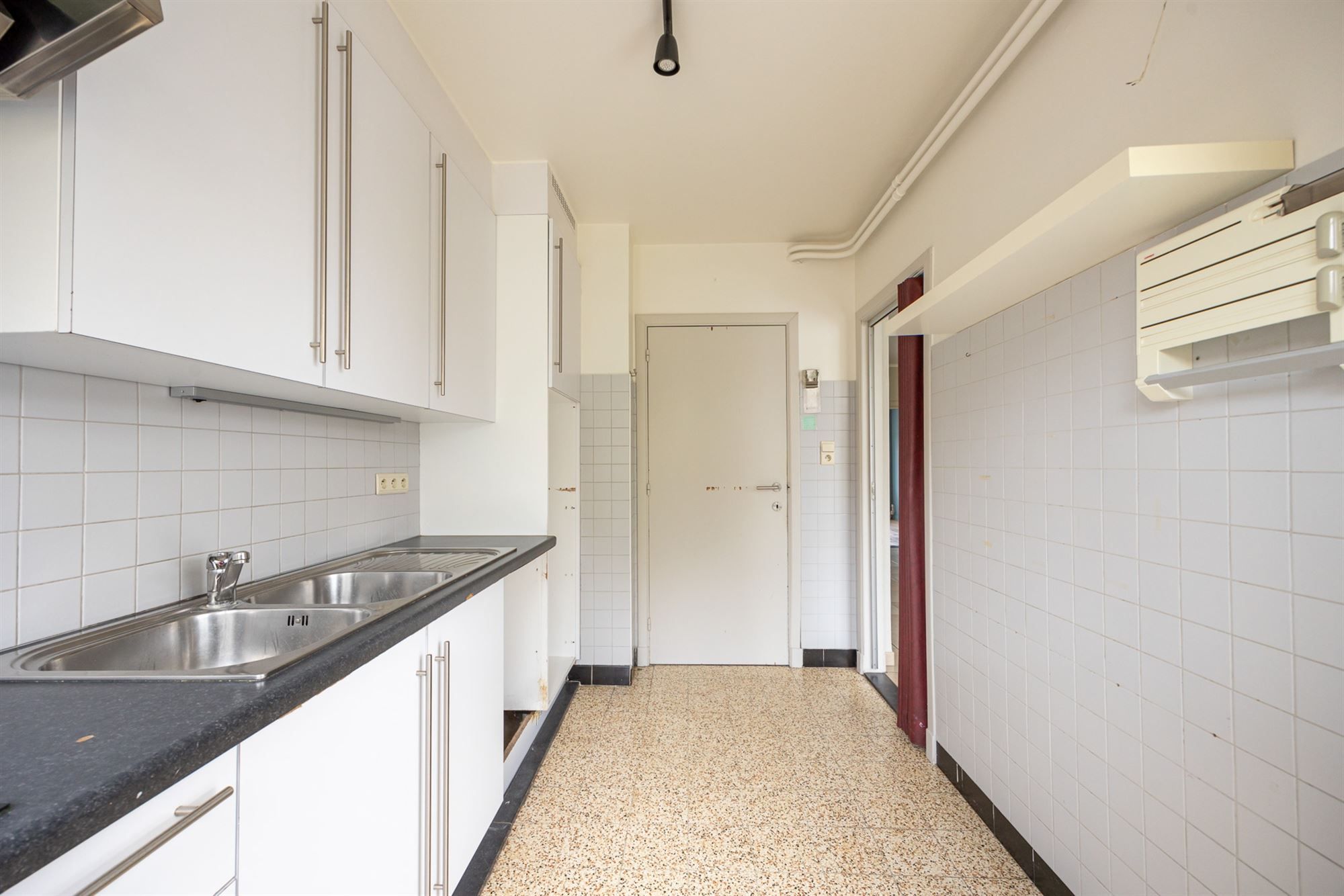 Op te frissen woning met 4-6 slpkmrs en Z-tuin foto 8