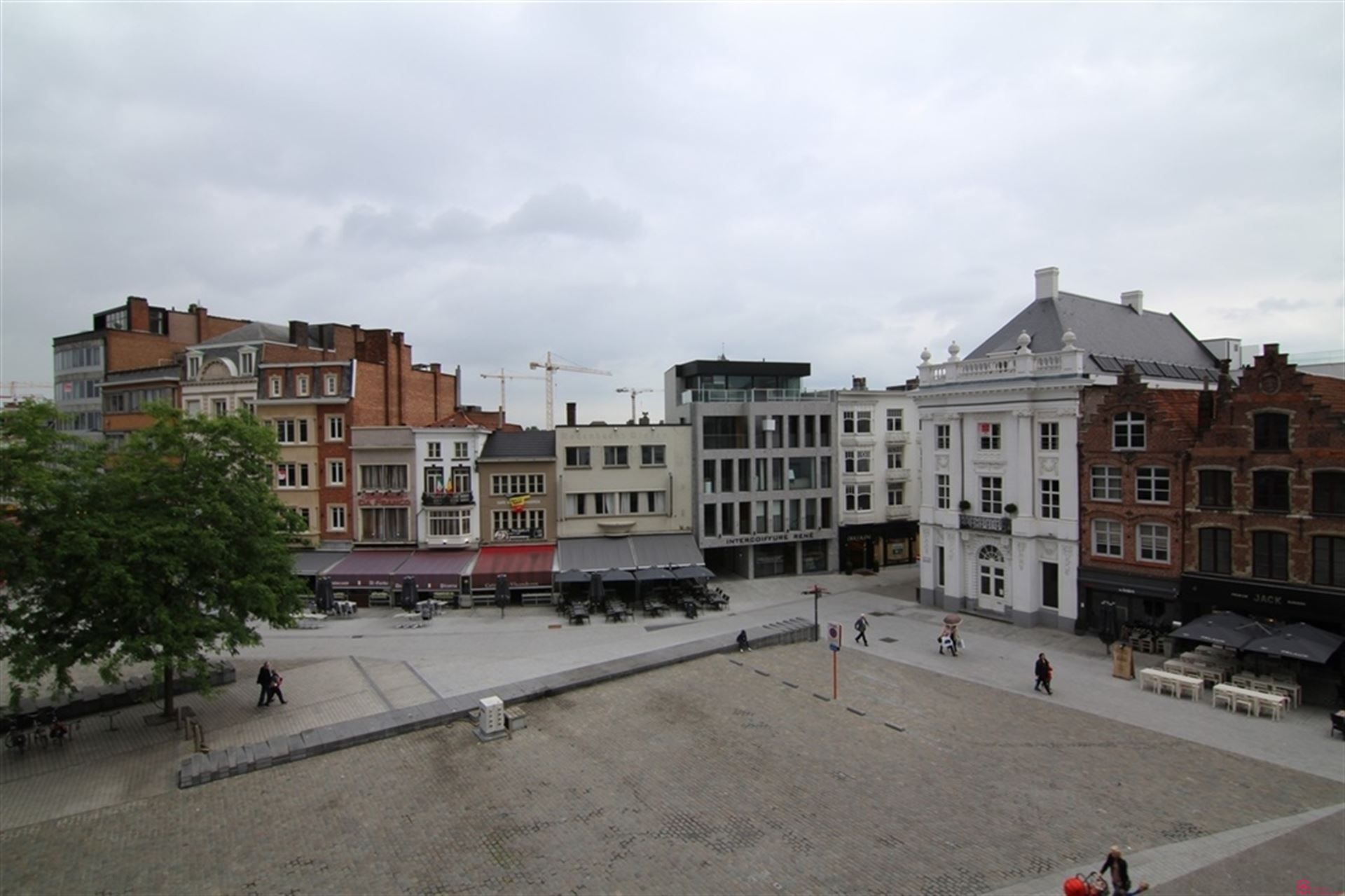 Ruim appartement met zicht op de Grote Markt foto 19