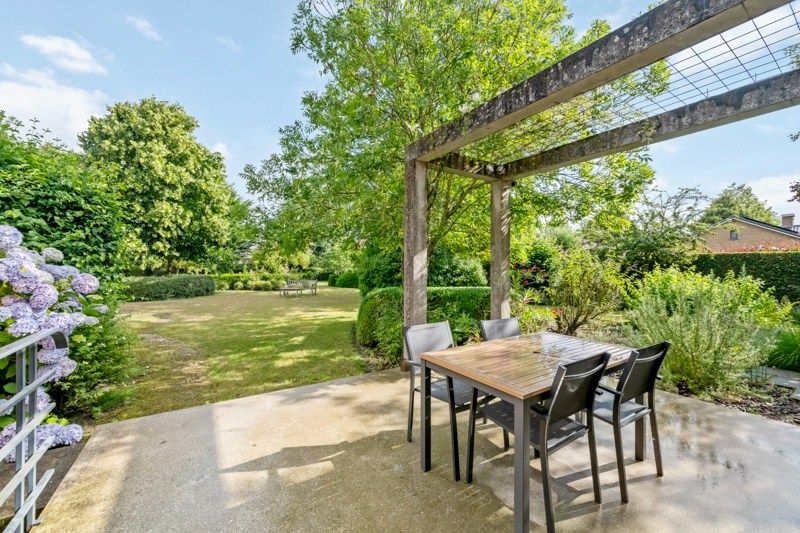 Instapklare architecturale woning met prachtige tuin en uitstekende ligging foto 25