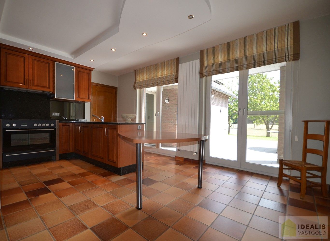 IDEALIS VASTGOED – Charmante, instapklare woning in een groene, rustige omgeving in hartje Hechtel (Hechtel-Eksel) met +-370m² bewoonbare oppervlakte! Deze gezellige woning biedt een aangename leefruimte, maar liefst 5 slaapkamers, 2 badkamers, een praktische indeling én een ruime tuin waar je volop kan genieten van het uitzicht. Het pand bevindt zich op een mooi breed perceel en is ideaal voor wie houdt van rust en privacy, maar toch een vlotte verbinding wenst naar omliggende gemeenten en steden. foto 12
