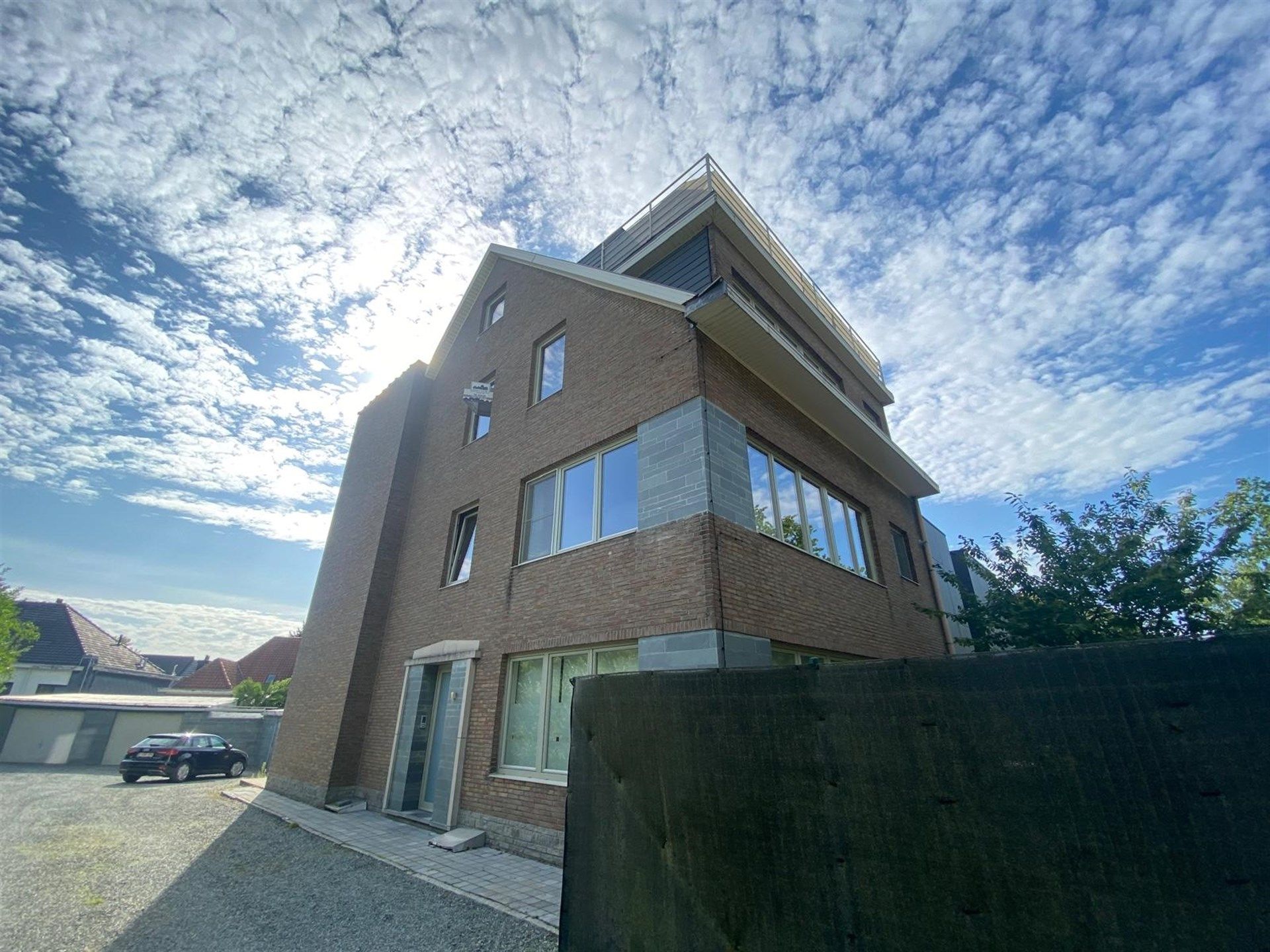 Prachtig appartement met drie ruime slaapkamers en twee terrassen foto {{pictureIndex}}