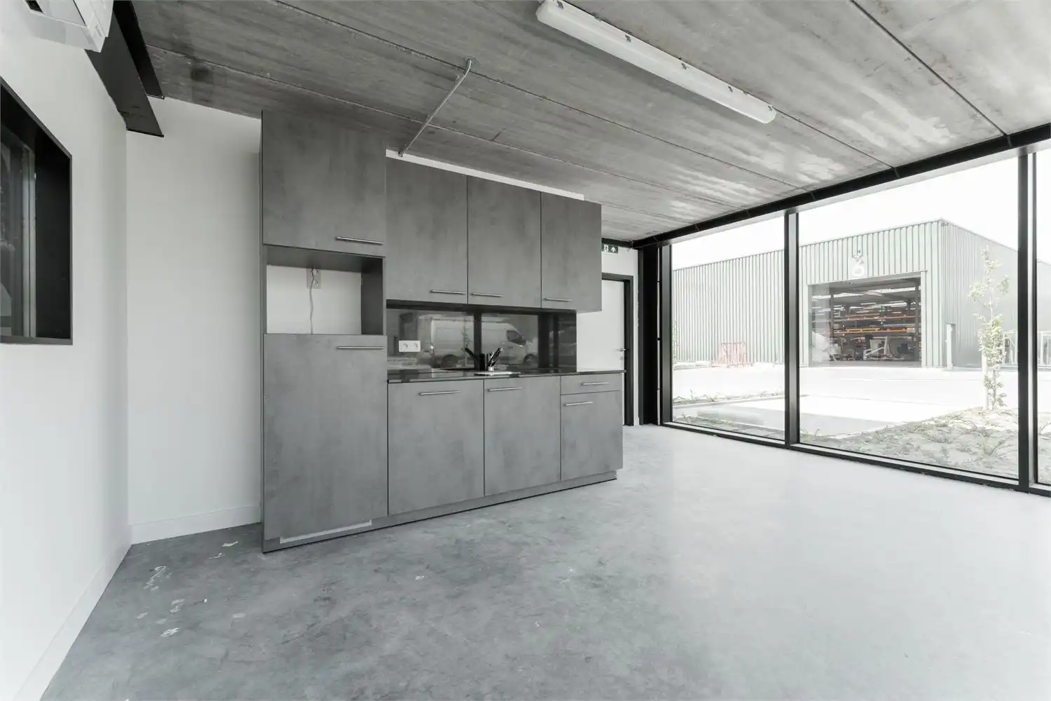 Recente bedrijfsunit met kantoor en kantine foto 21