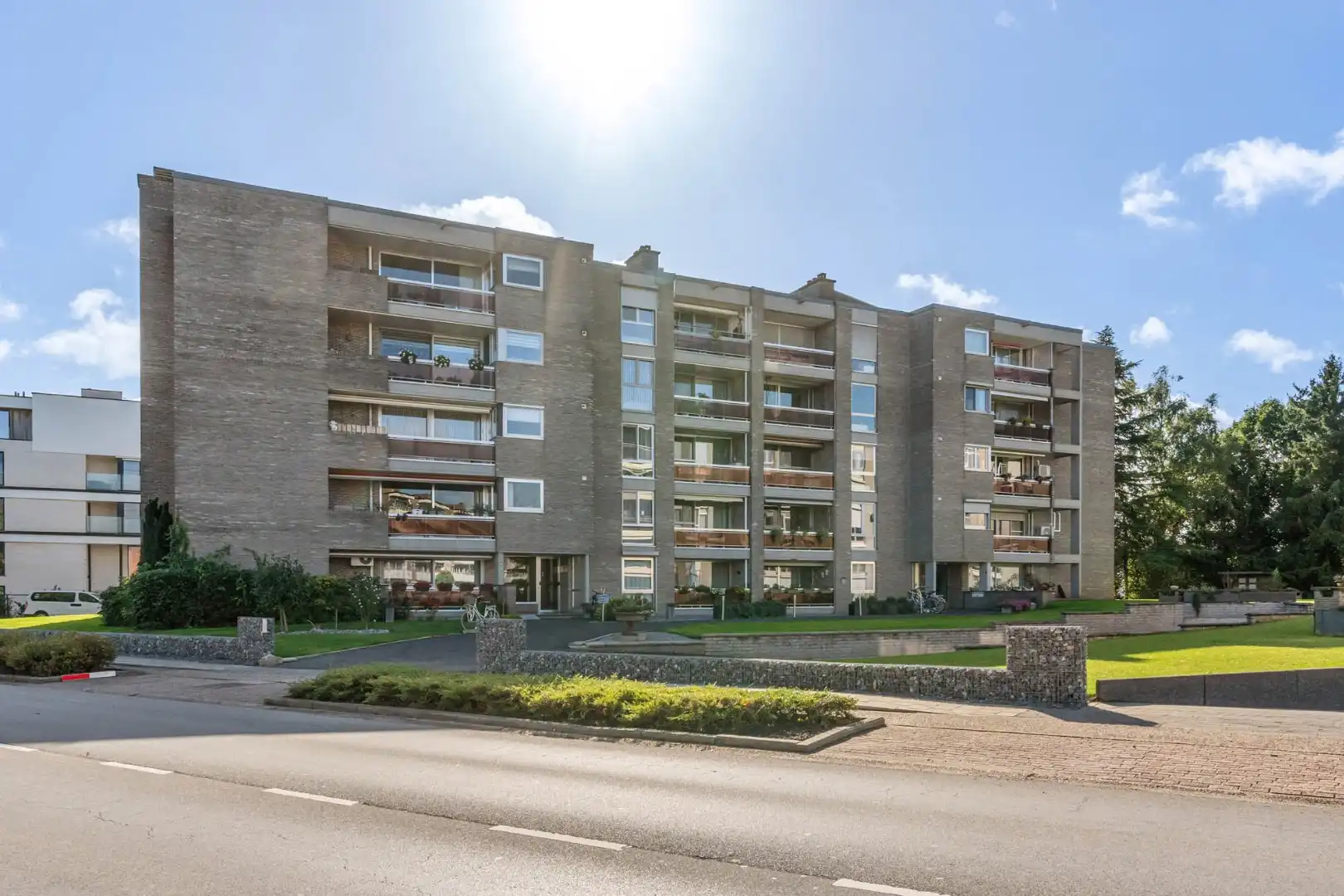 Functioneel investeringsappartement voorzien van 3 slaapkamers, een terras, autostandplaats en kelderberging!  foto 2