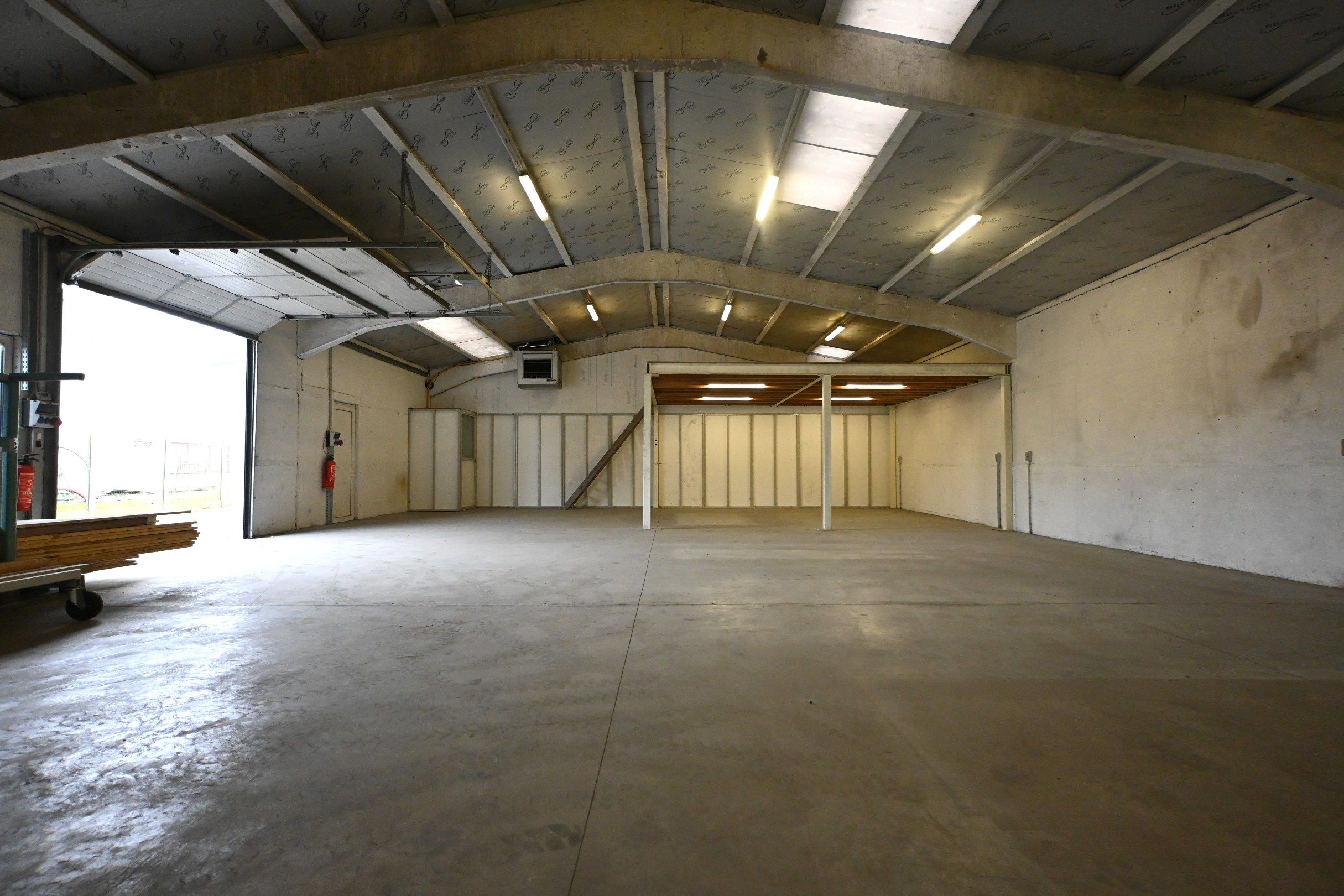 Loods in het industriegebied van Knokke-Heist foto {{pictureIndex}}