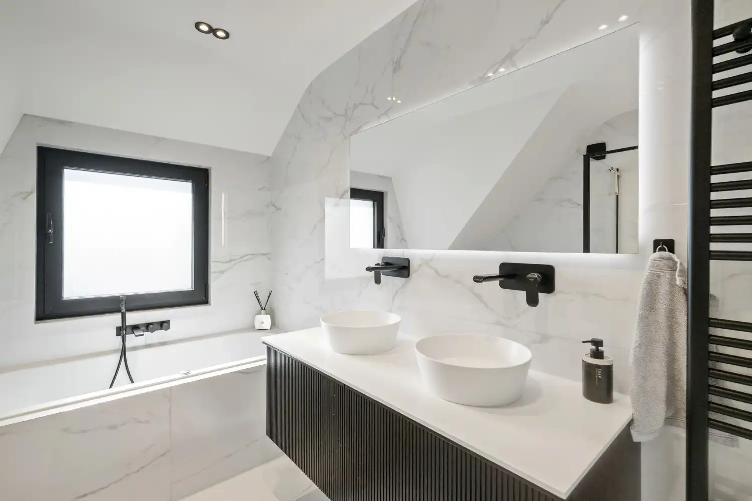 GERENOVEERDE WONING MET MAGAZIJN! foto 10