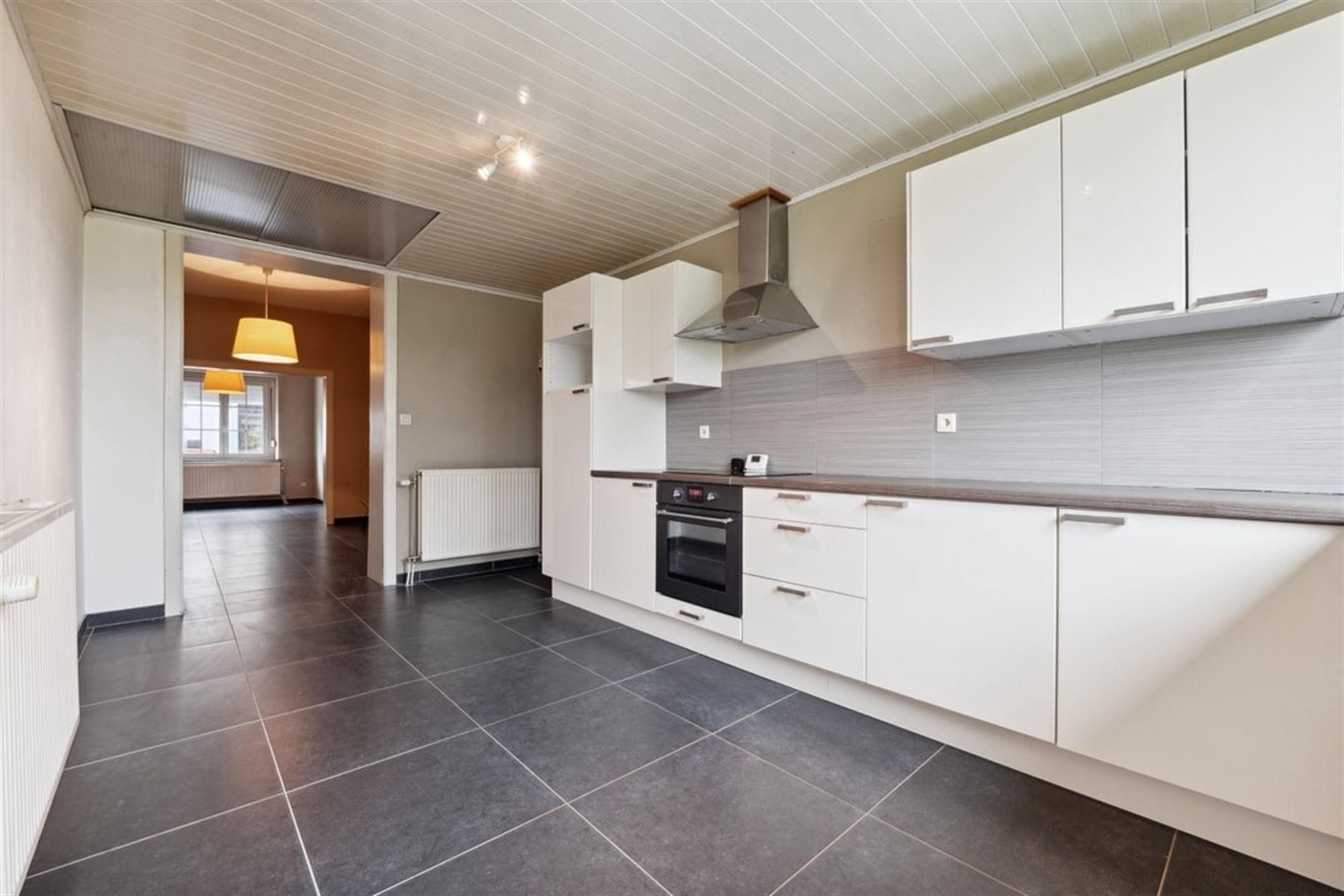 KNUSSE RIJWONING VLAKBIJ HET CENTRUM VAN LANDEN   foto 10