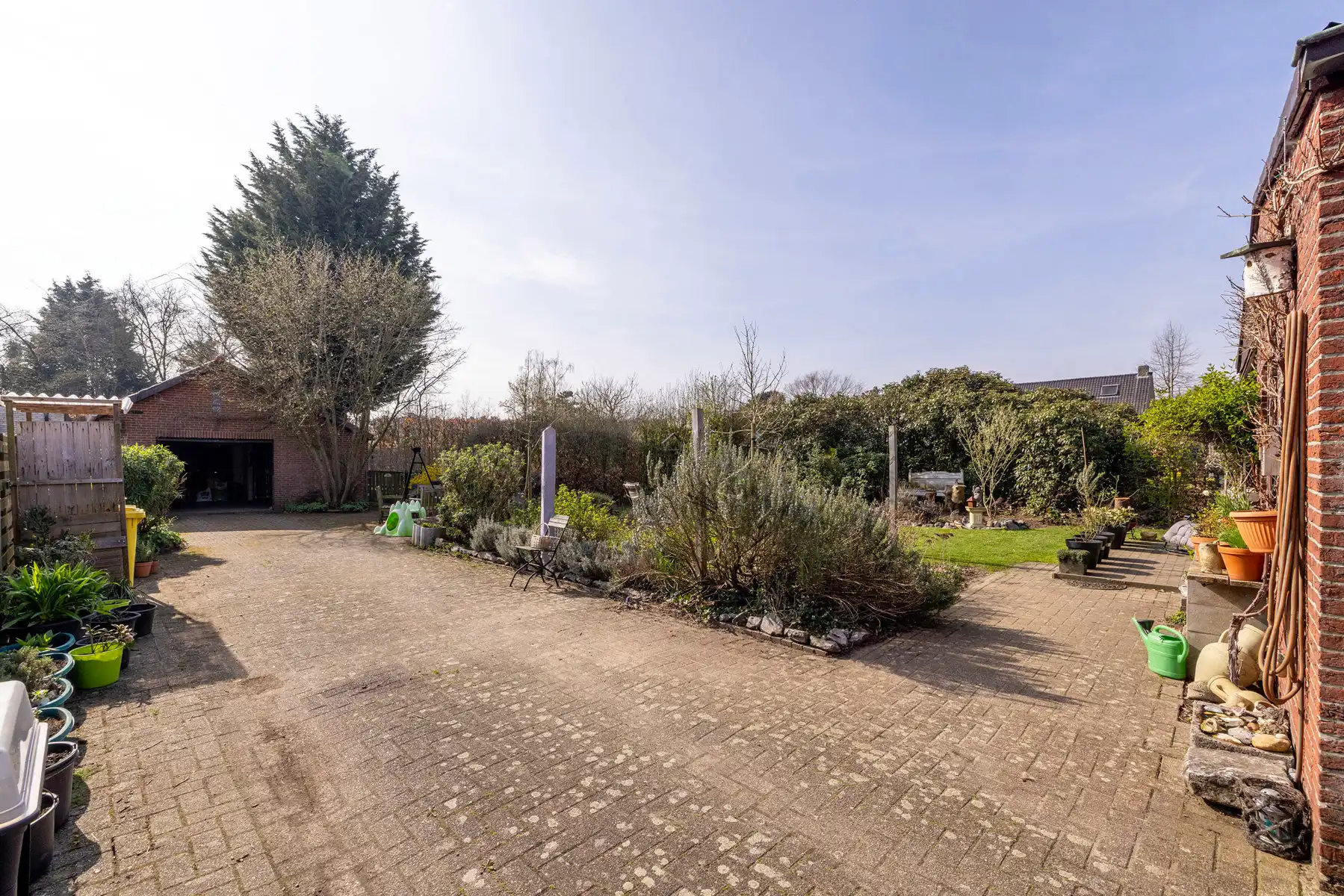 Laagbouwwoning met 2/3slpk, tuin en garage foto 3