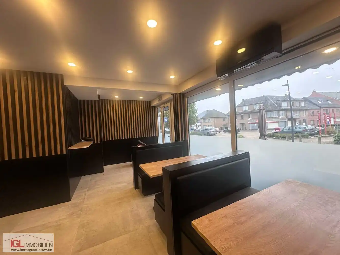 Volledig gerenoveerd handelspand aan het Vlezenbeekplein te koop foto 2