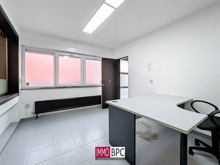 Magazijn met Showroom en Bureau foto 15