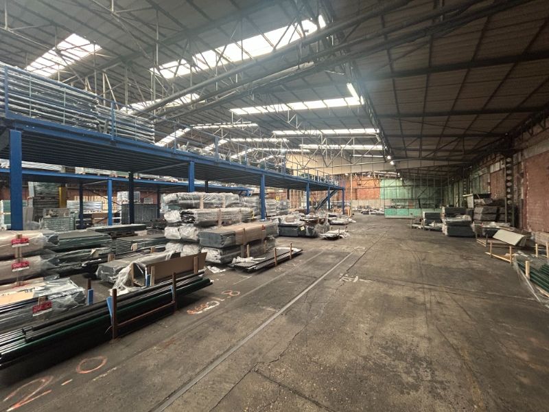 Ruim industrieel magazijn van ca. 6.900 m² met parkeerfaciliteiten foto 12